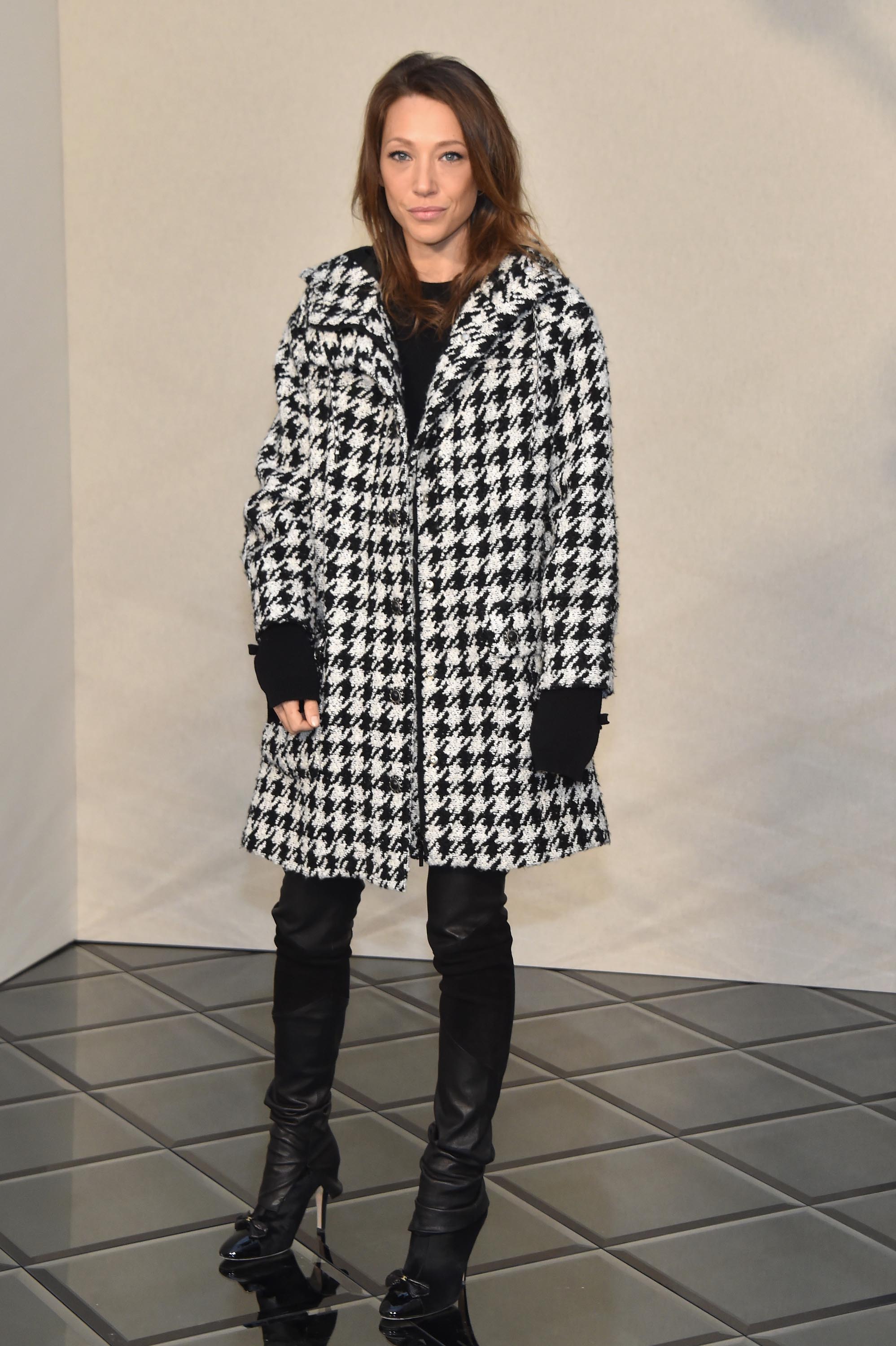 Laura Smet arrives at the Chanel Haute Couture Spring Summer 2017 show