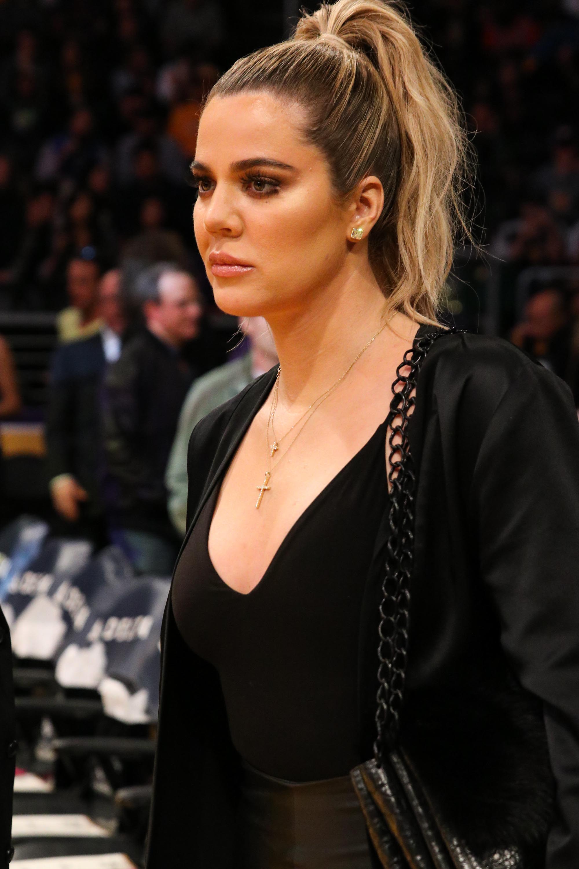 Kourtney & Khloe Kardashian attend LA Lakers vs Cavaliers Game