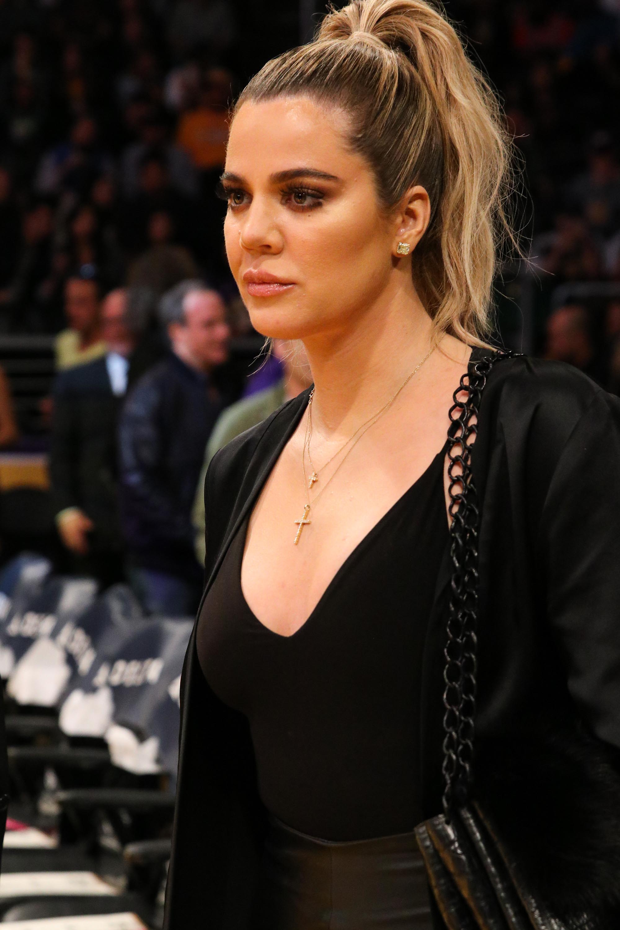 Kourtney & Khloe Kardashian attend LA Lakers vs Cavaliers Game