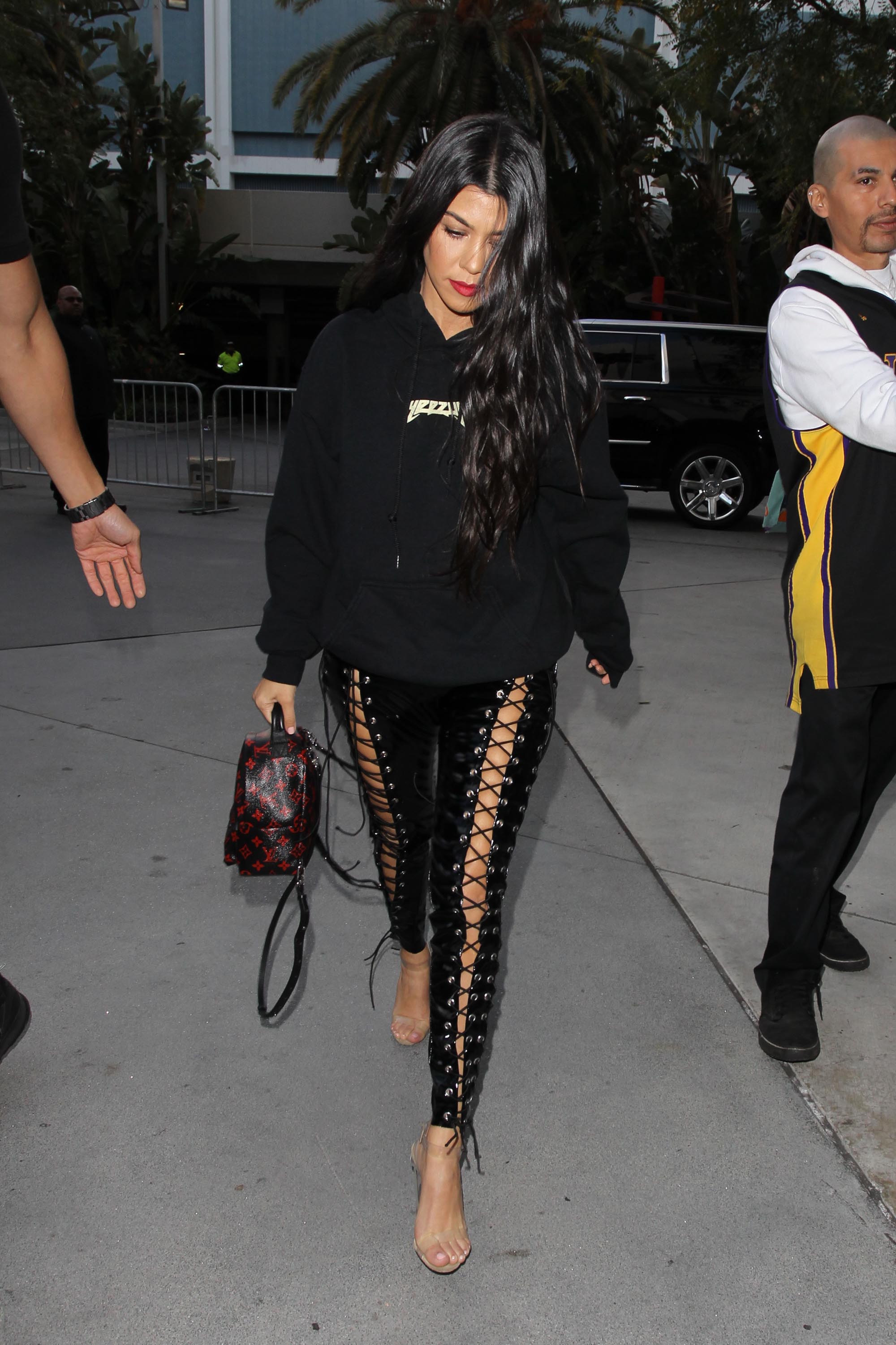 Kourtney & Khloe Kardashian attend LA Lakers vs Cavaliers Game