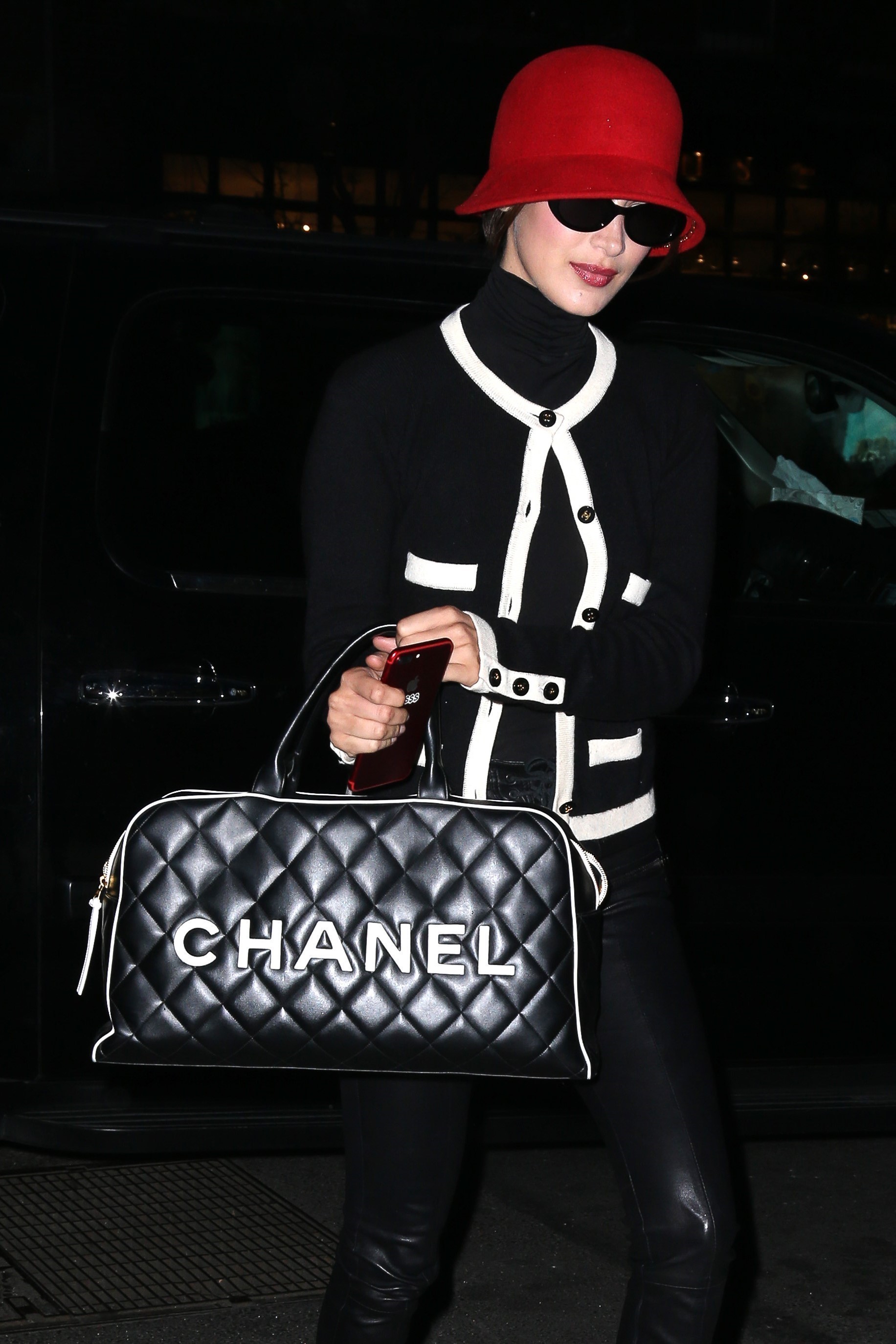 Bella Hadid returning to her New York hotel