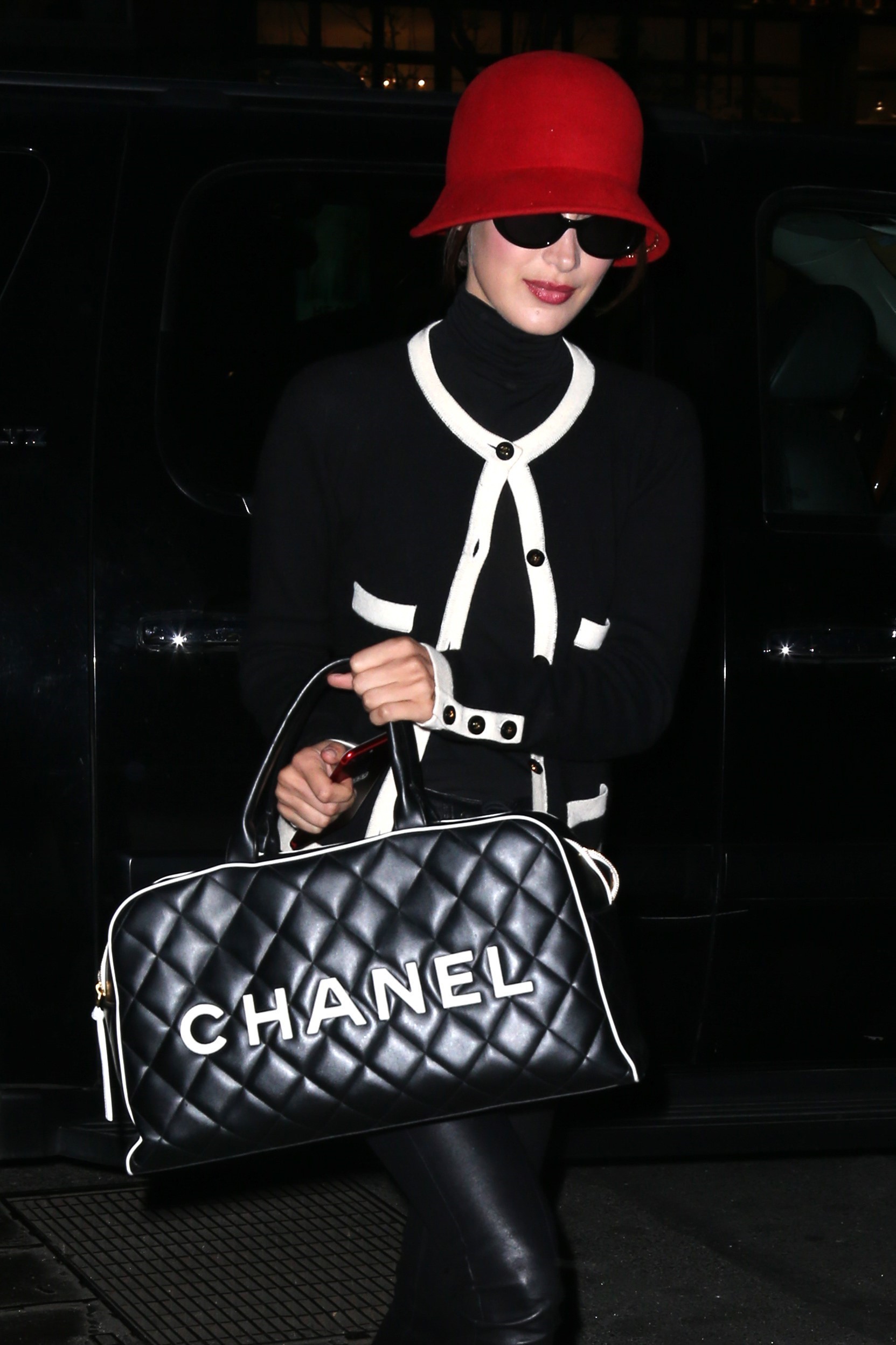 Bella Hadid returning to her New York hotel