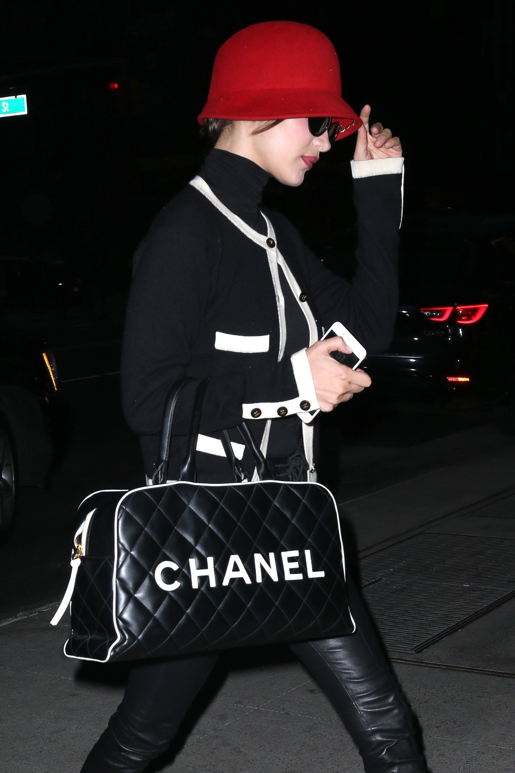 Bella Hadid returning to her New York hotel