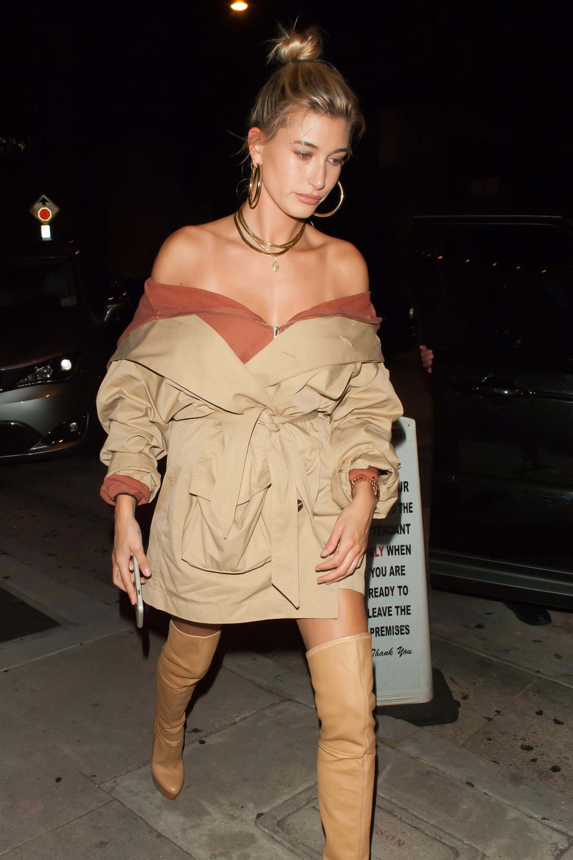 Hailey Baldwin arrives for dinner at Craig’s