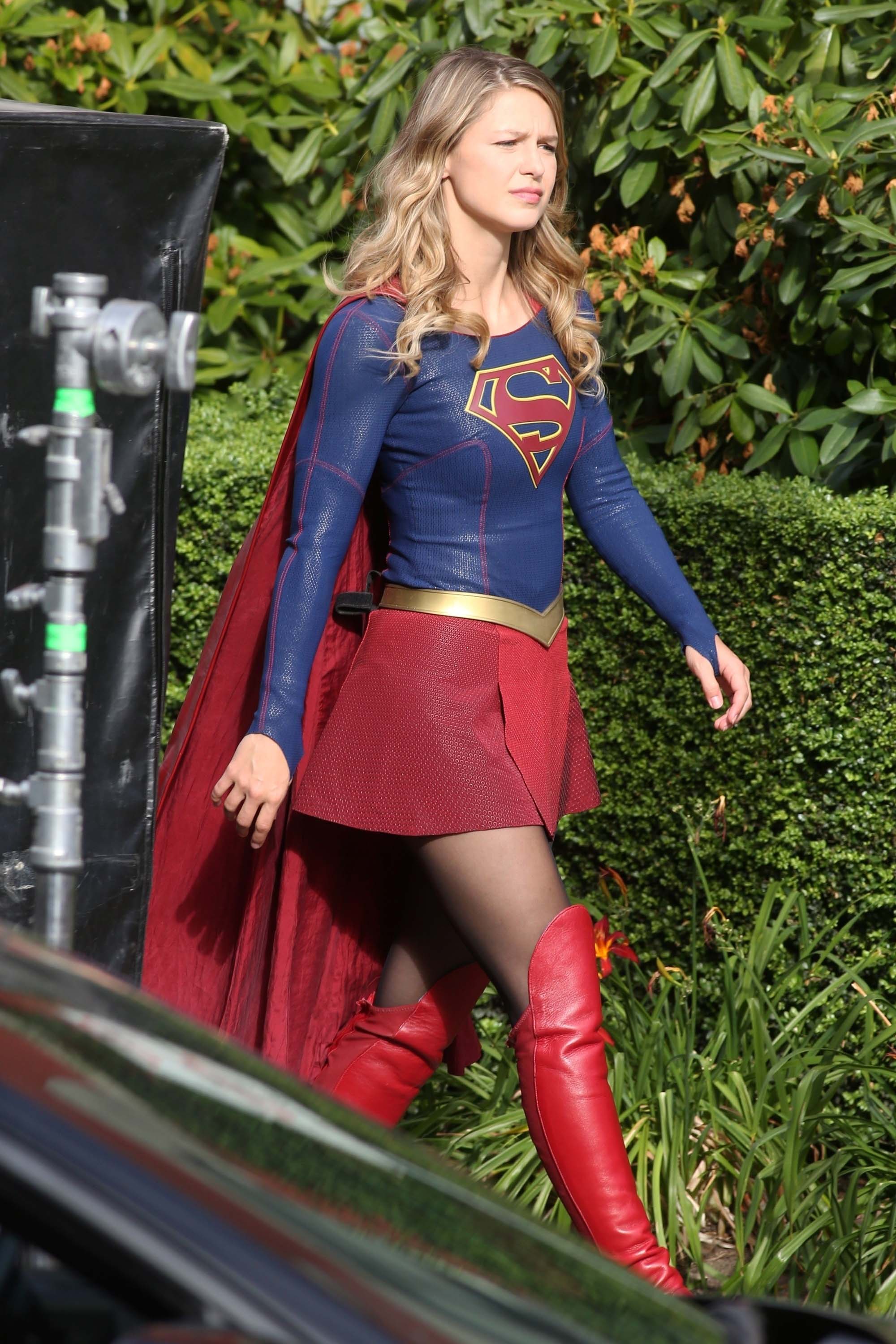 Melissa Benoist and Yael Grobglas duel on the set of ‘Supergirl’