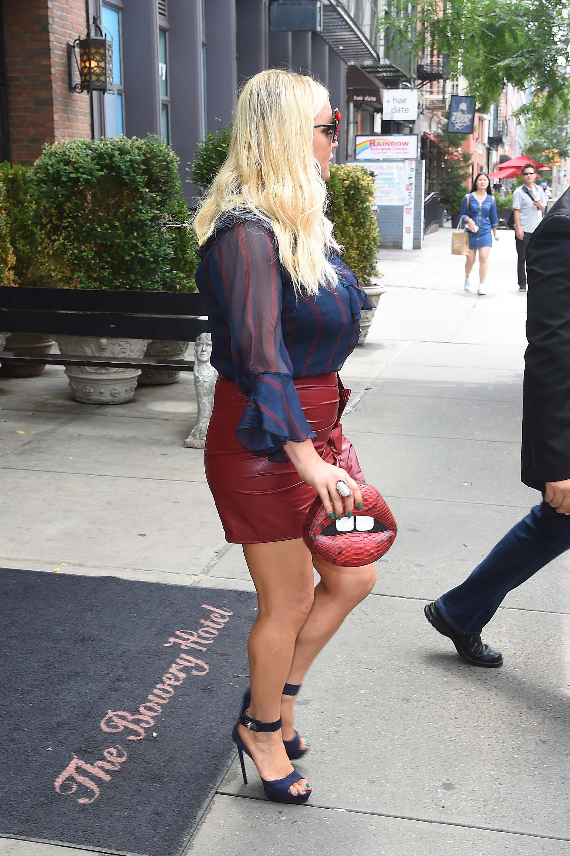 Jessica Simpson leaving a hotel