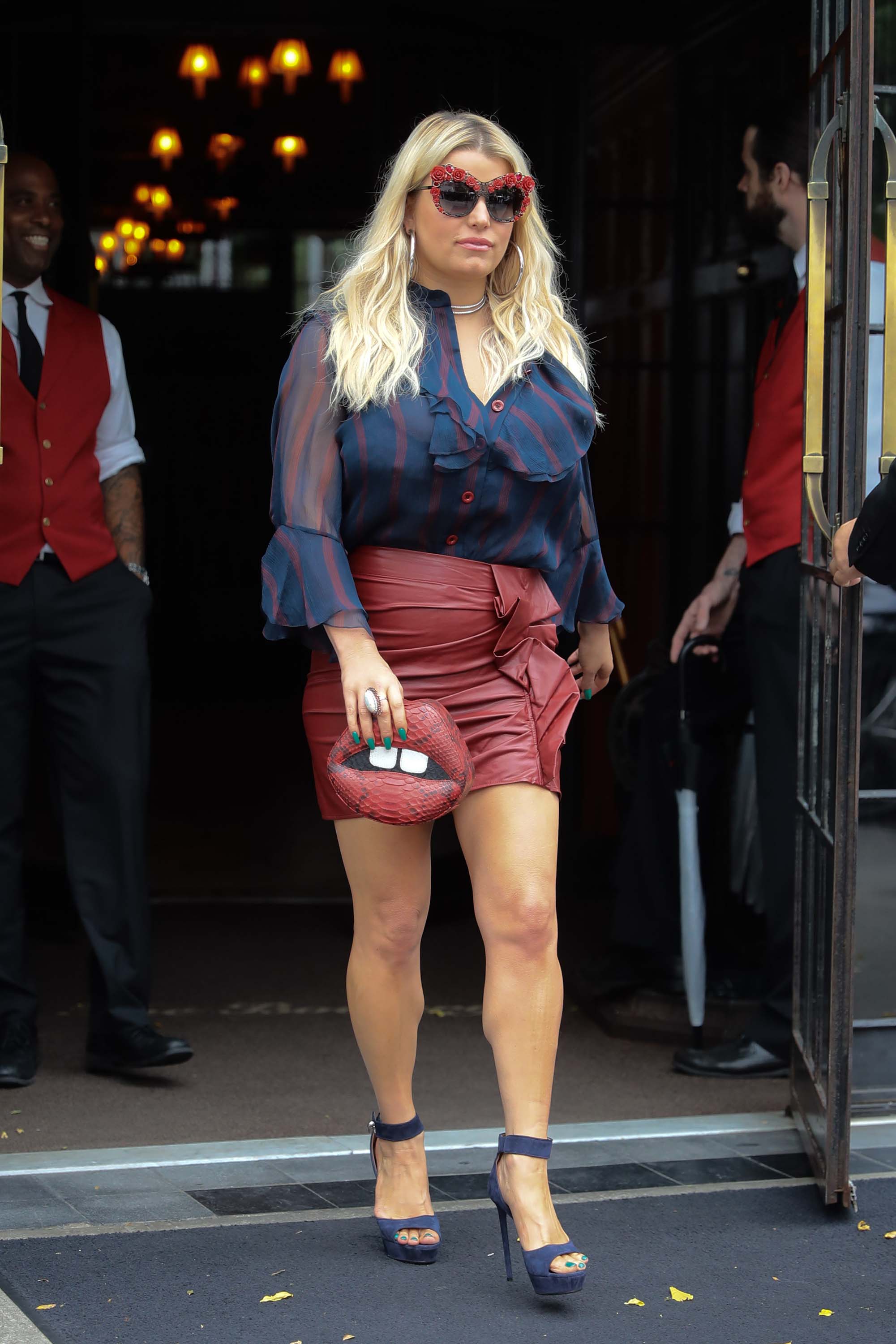 Jessica Simpson leaving a hotel