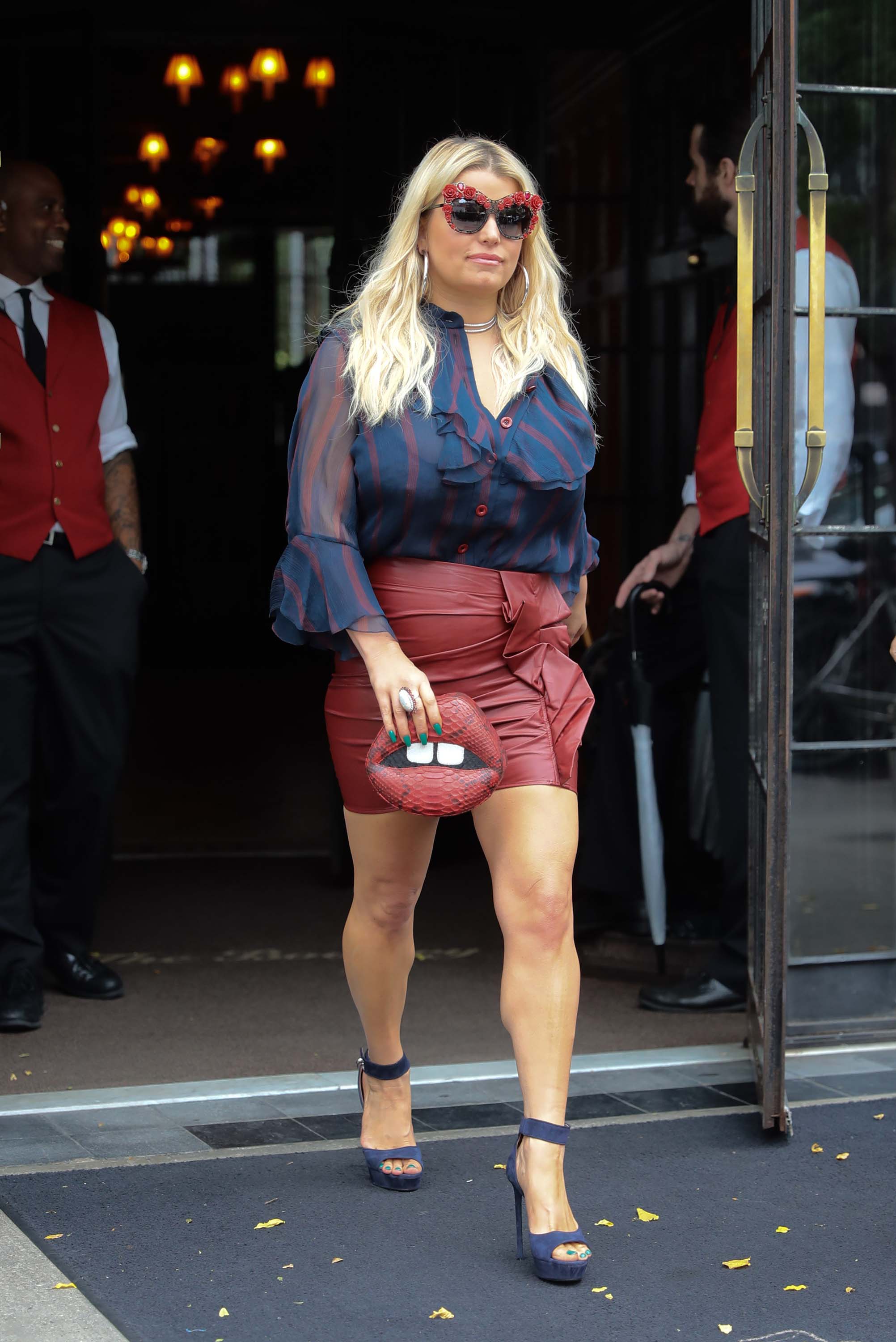 Jessica Simpson leaving a hotel