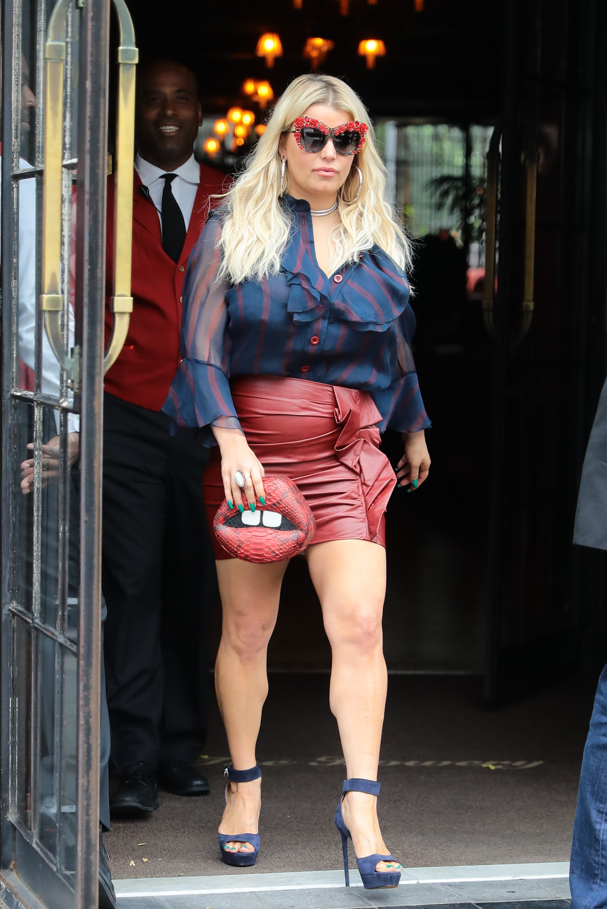 Jessica Simpson leaving a hotel