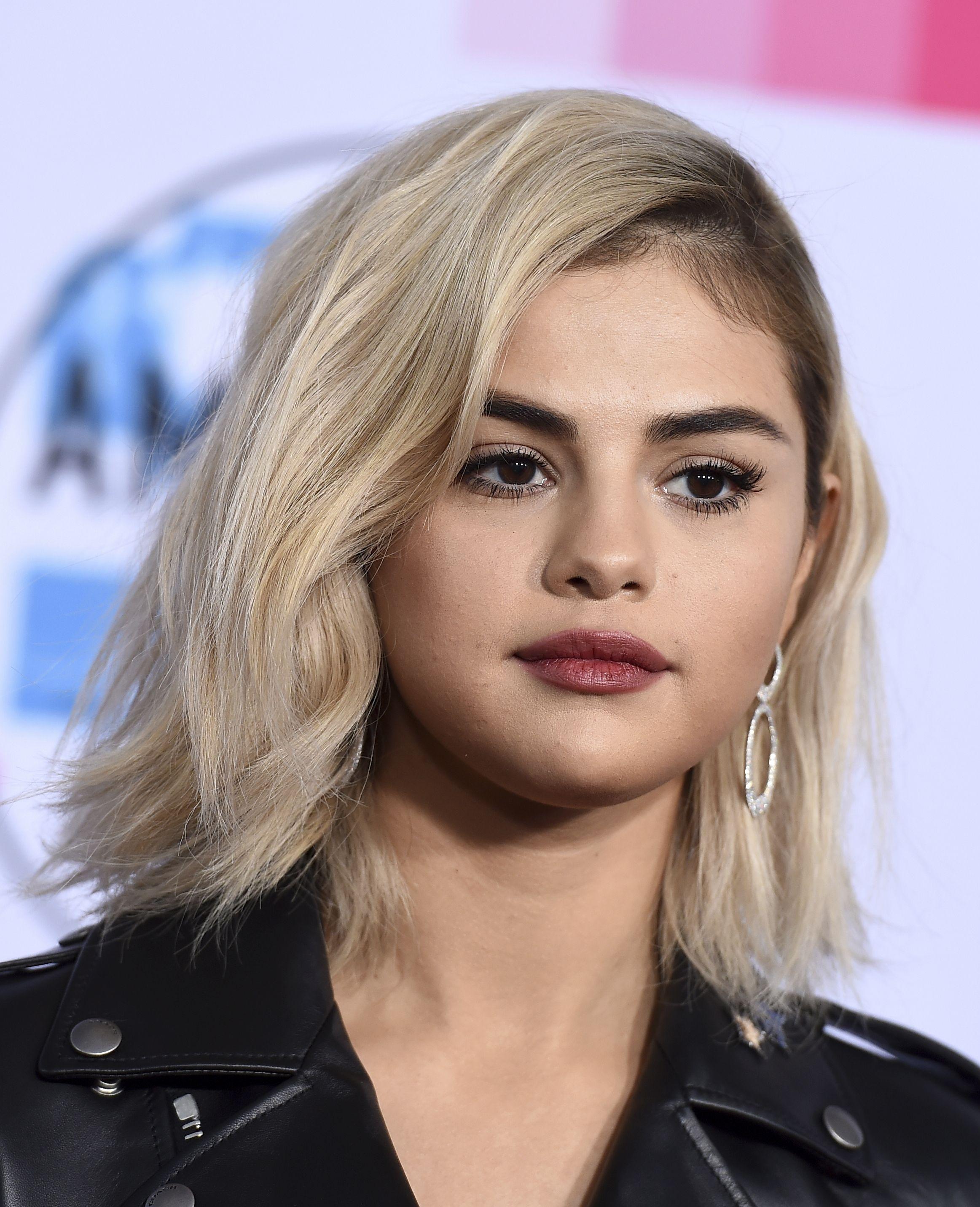 Selena Gomez attends 2017 American Music Awards