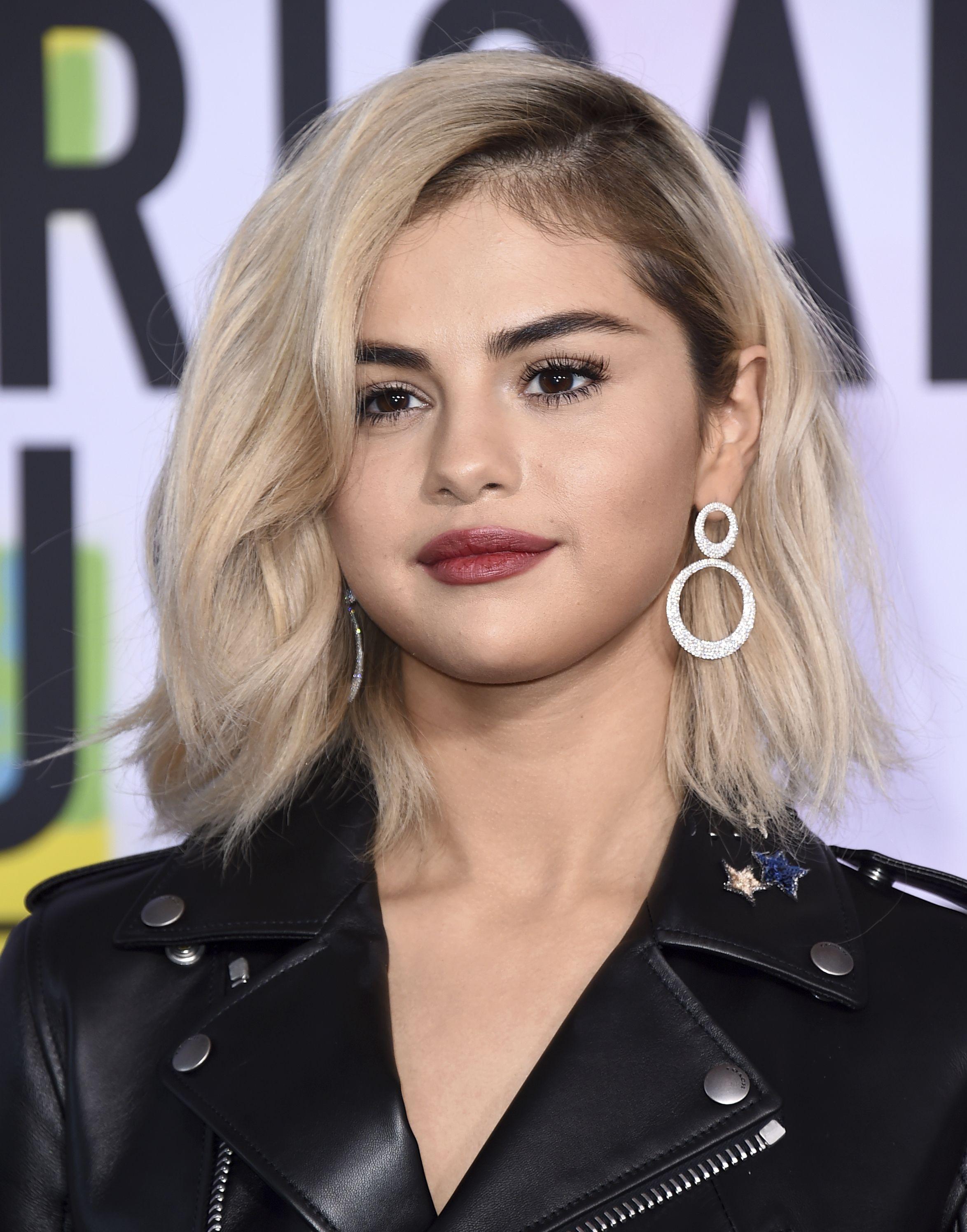 Selena Gomez attends 2017 American Music Awards