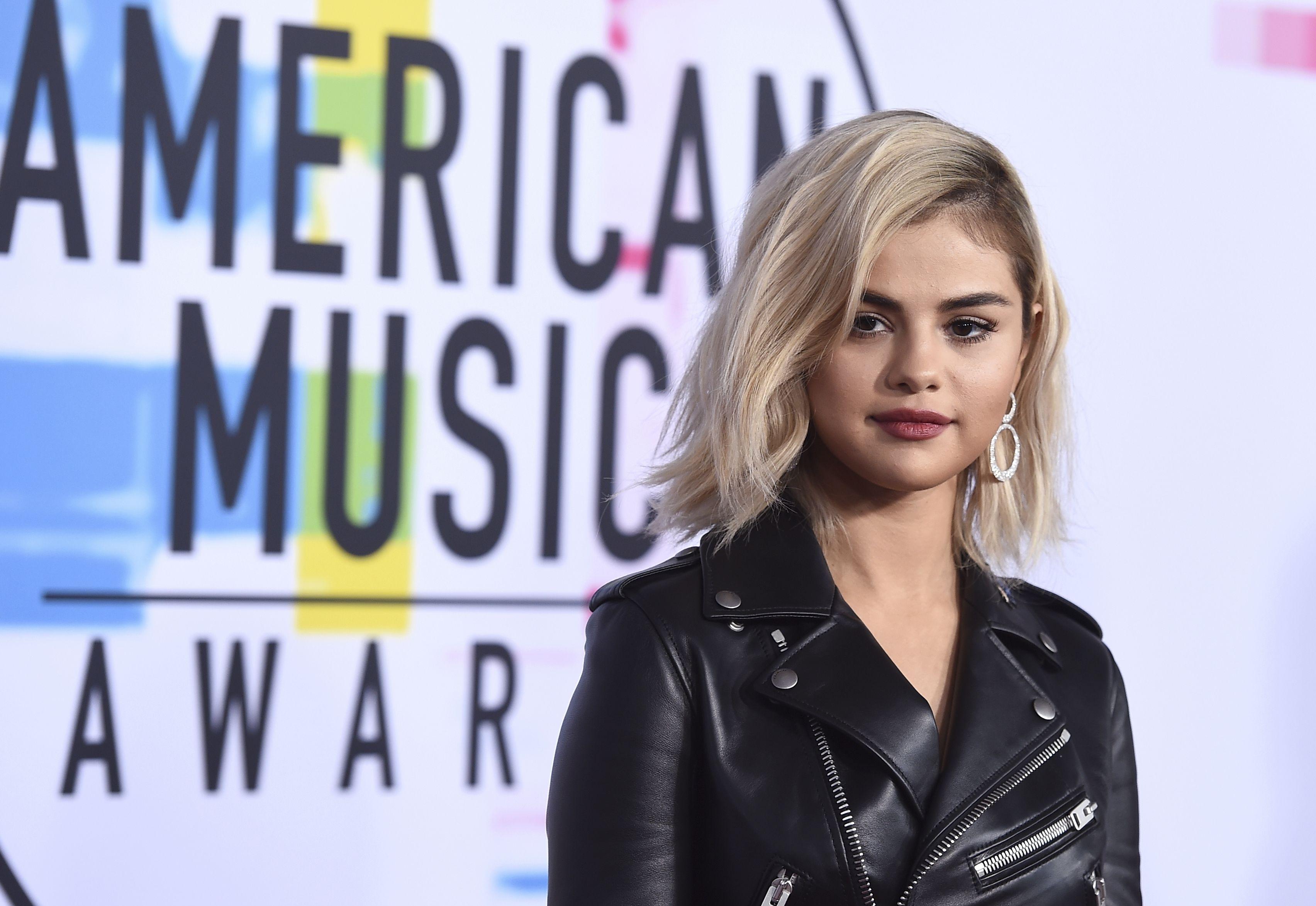 Selena Gomez attends 2017 American Music Awards