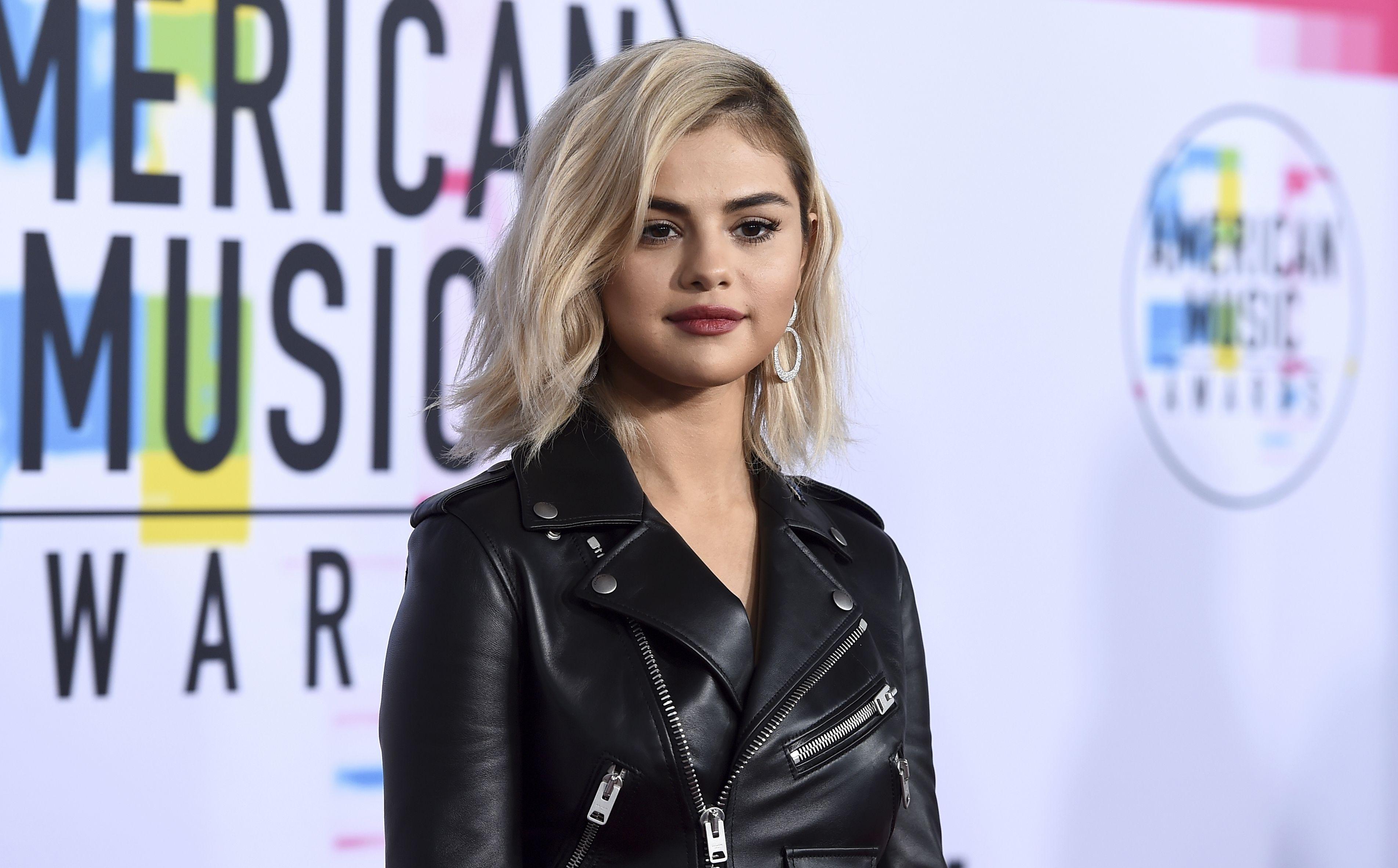 Selena Gomez attends 2017 American Music Awards