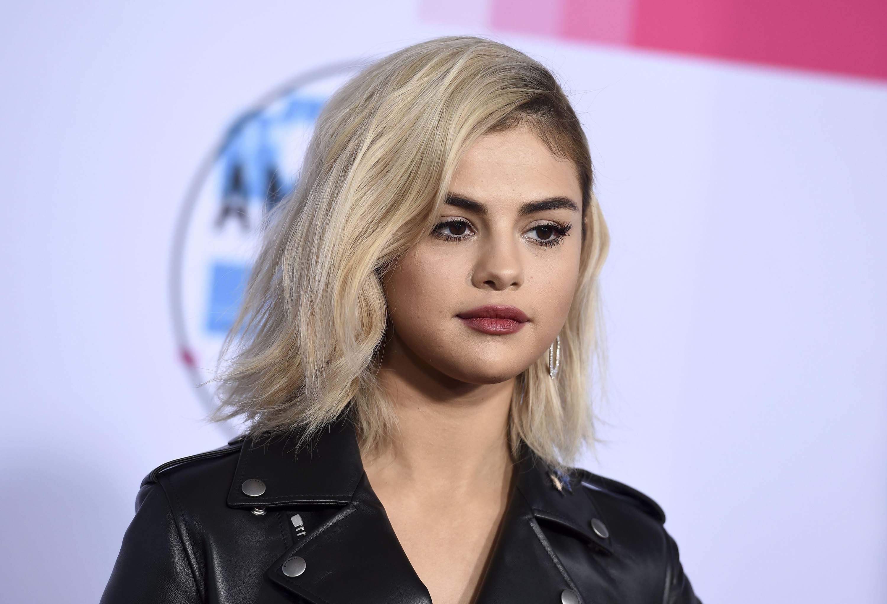 Selena Gomez attends 2017 American Music Awards