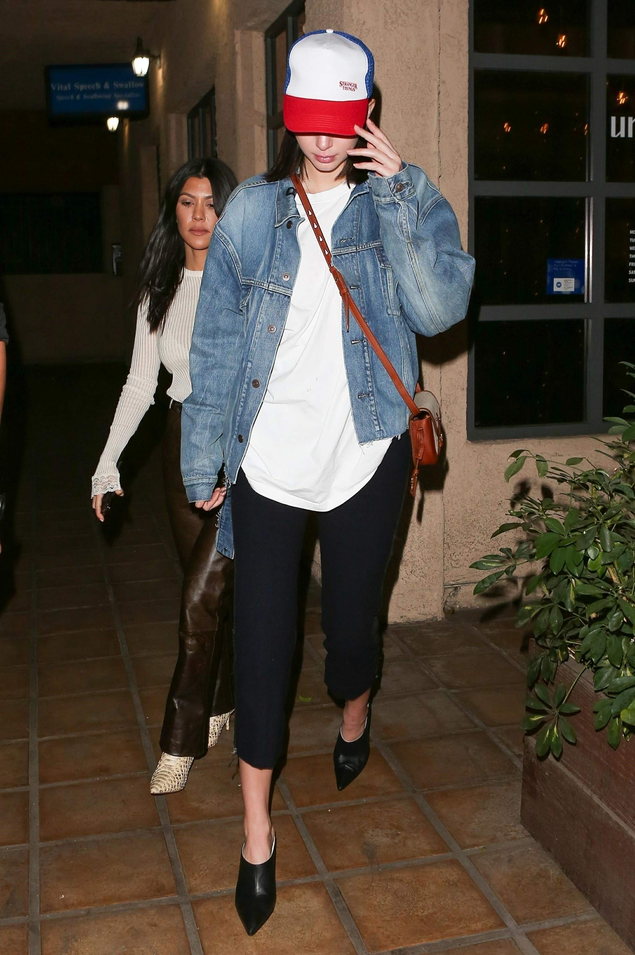 Kourtney Kardashian & Kendall Jenner out together for dinner