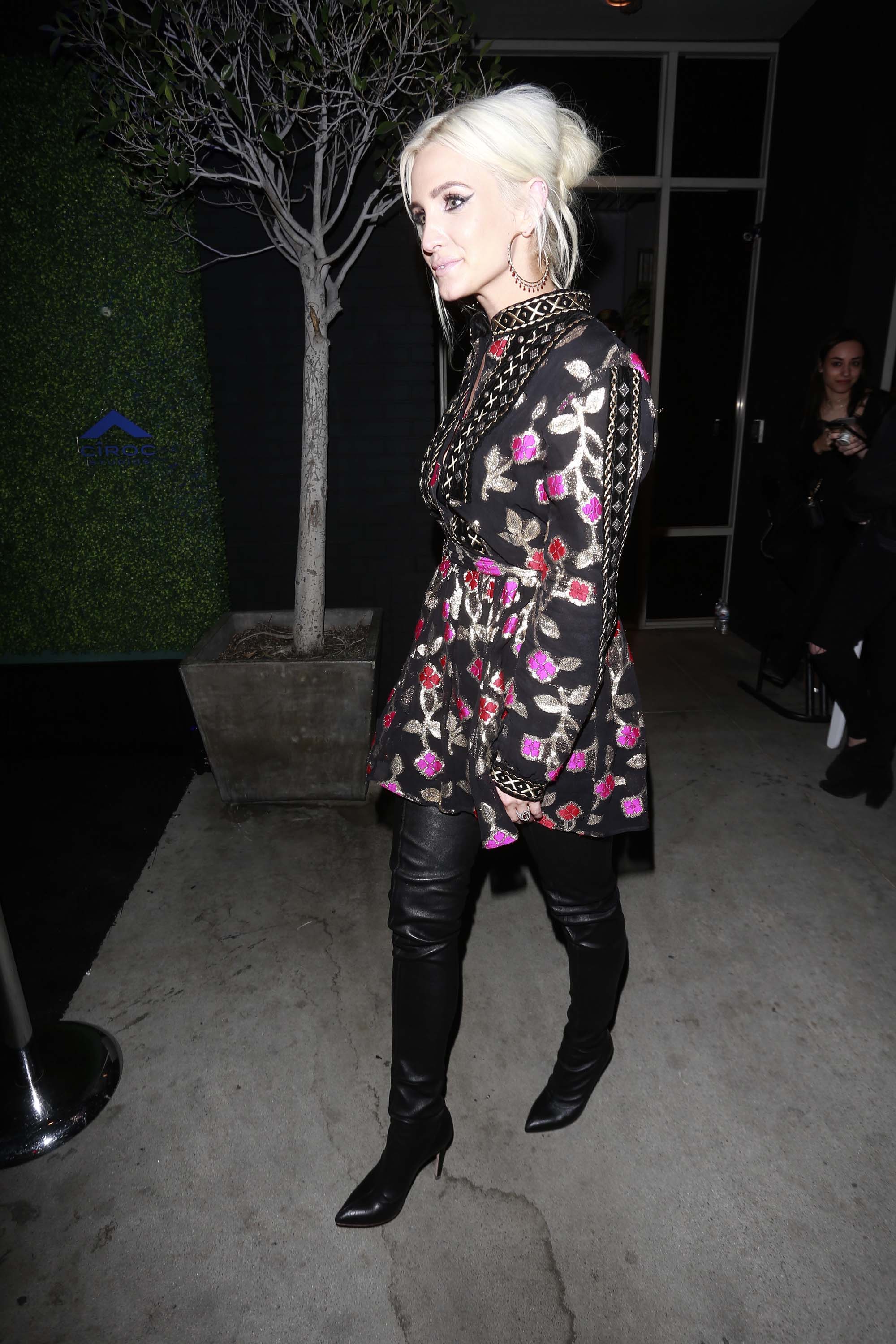 Ashlee Simpson leaves a recording studio