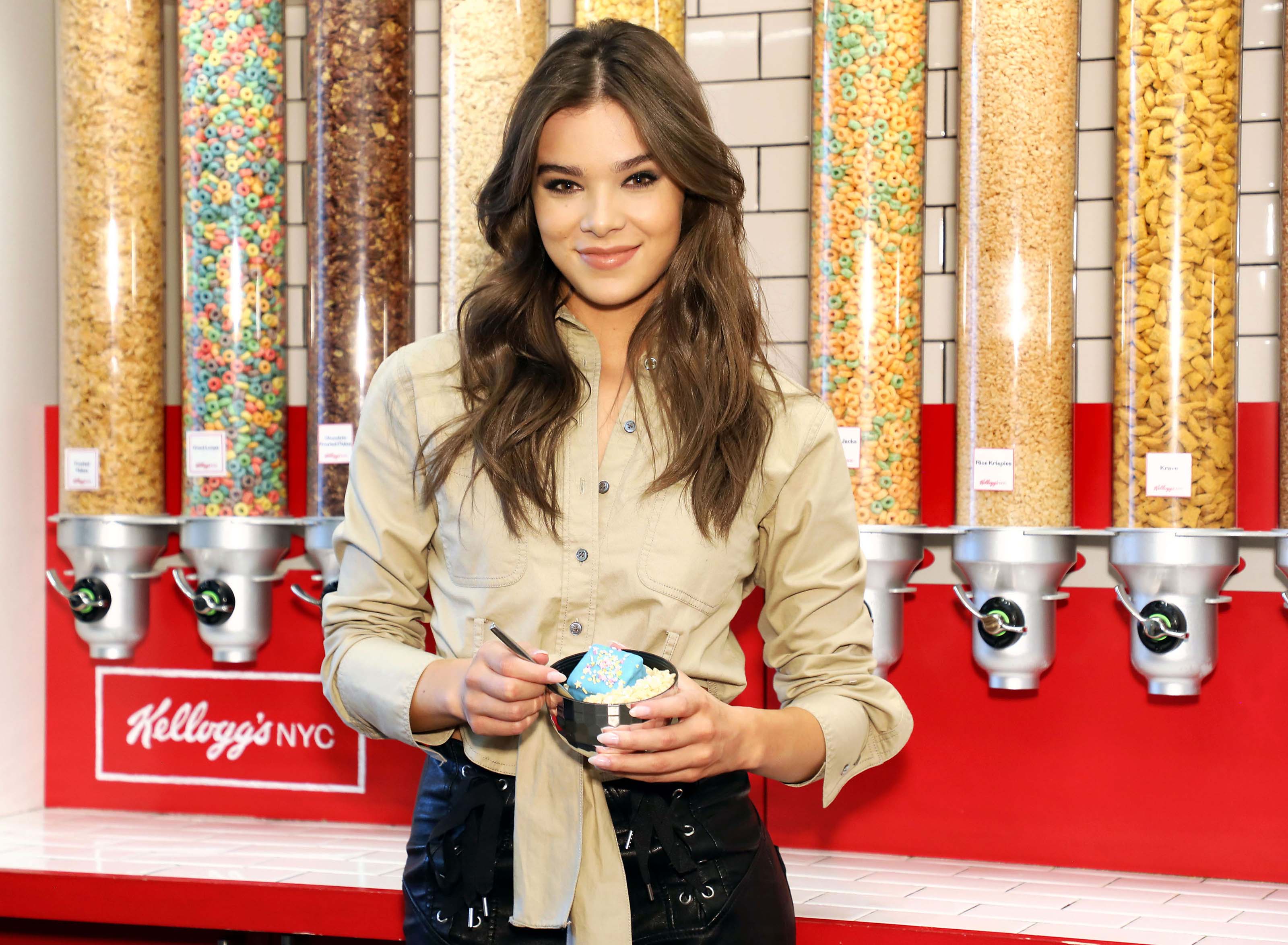 Hailee Steinfeld at Kellogg’s NYC Cafe
