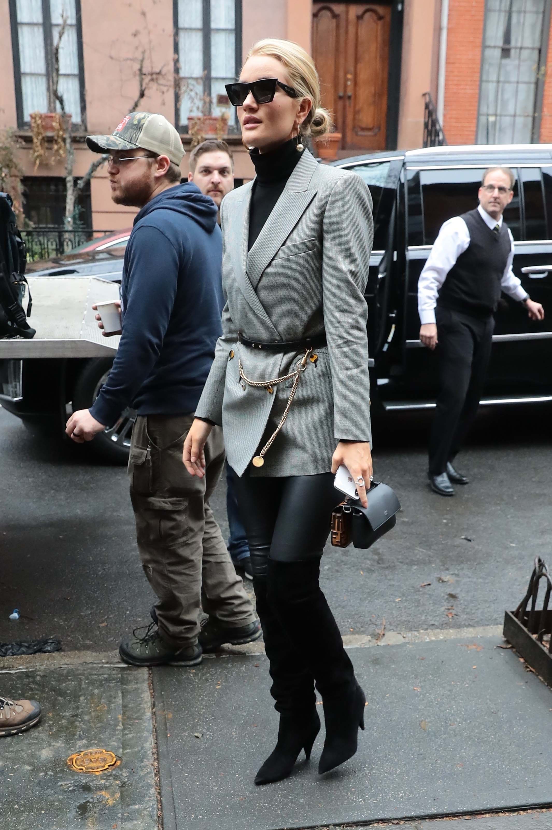 Rosie Huntington-Whiteley shows off her high fashion look