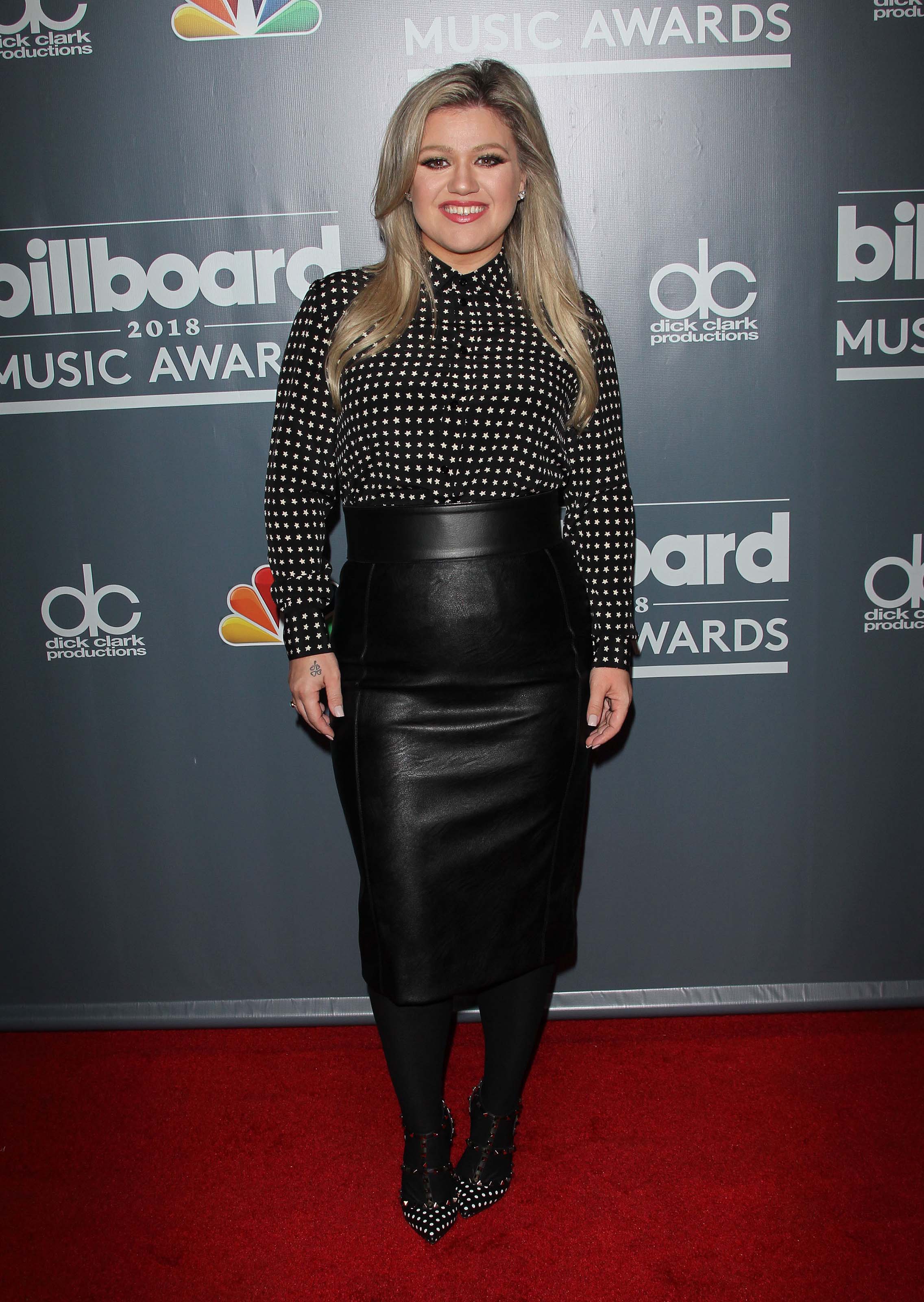 Kelly Clarkson attends 2018 Billboard Music Awards Photo Call