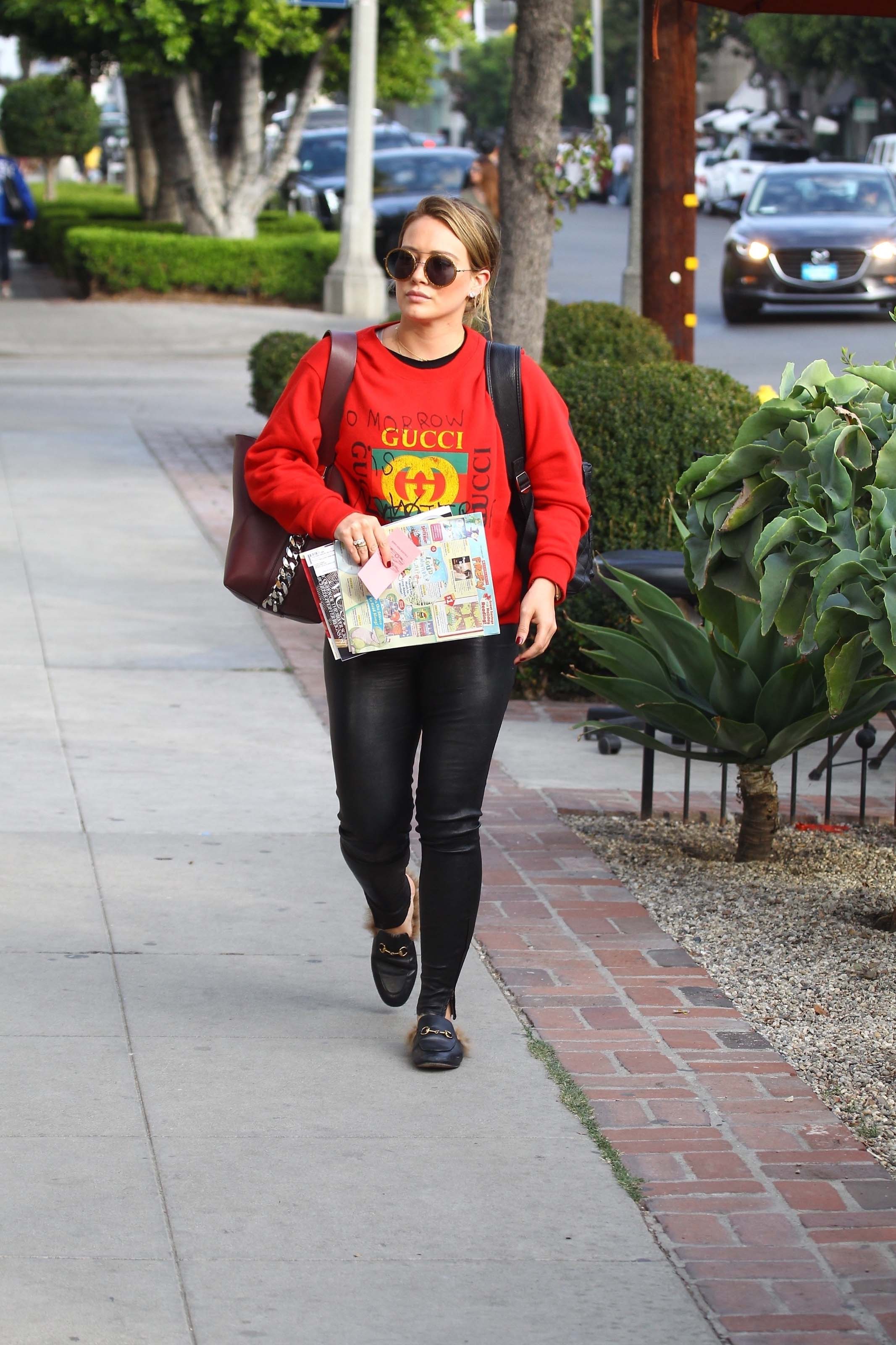 Hilary Duff was spotted arrived at the hair salon
