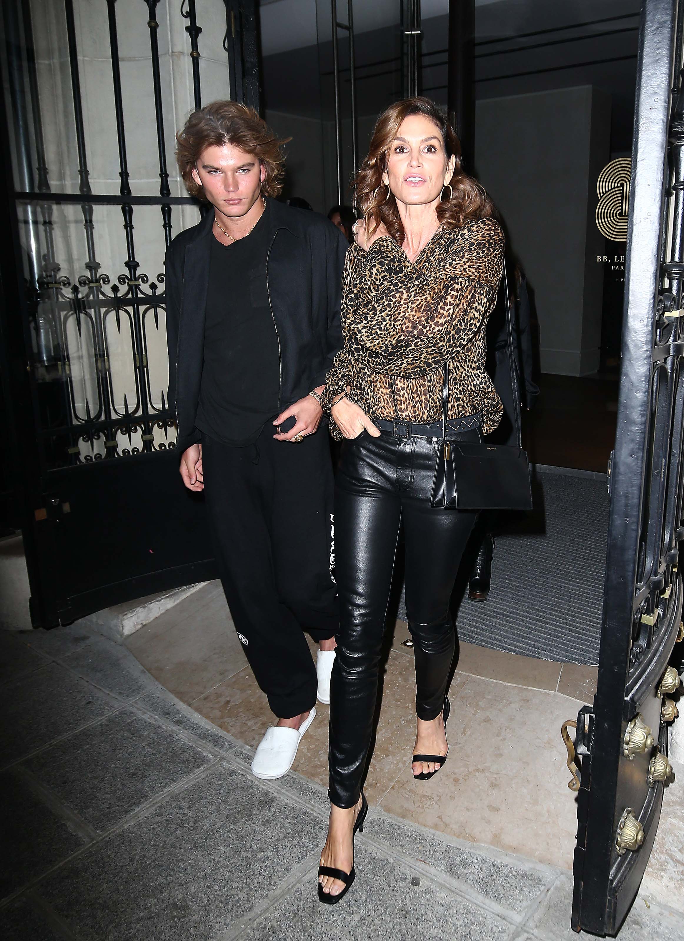 Cindy Crawford has diner at BB restaurant