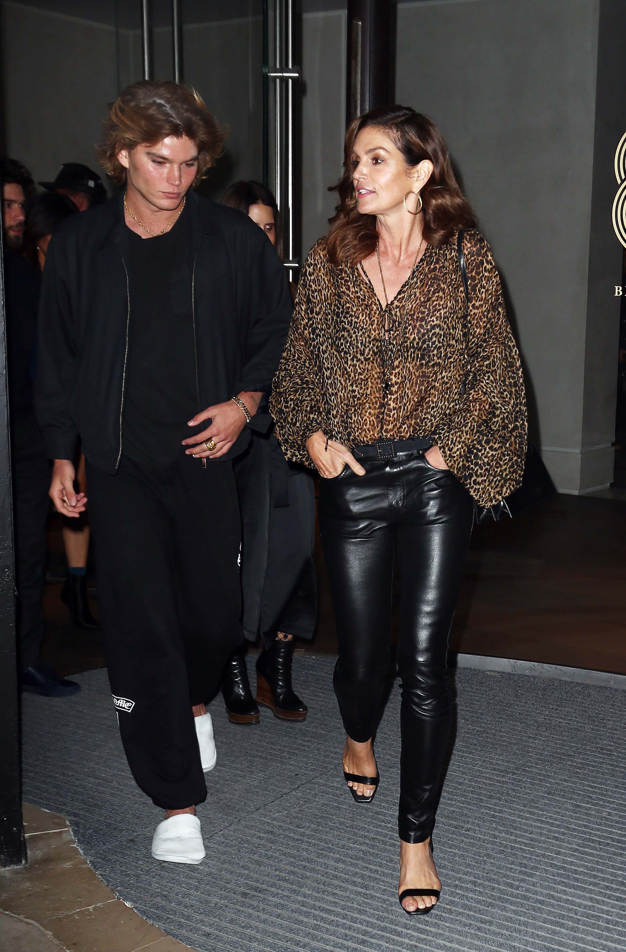 Cindy Crawford has diner at BB restaurant