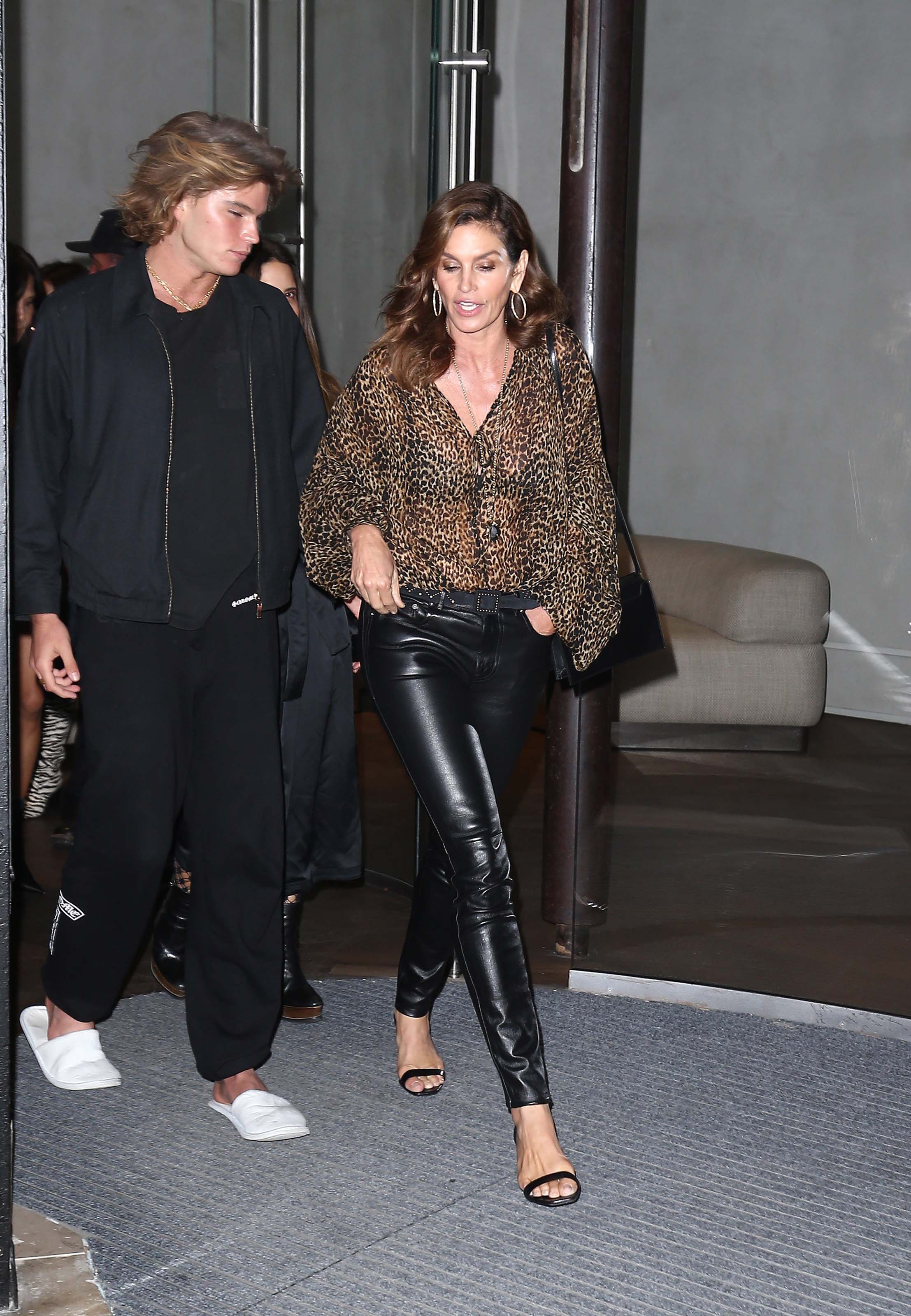 Cindy Crawford has diner at BB restaurant