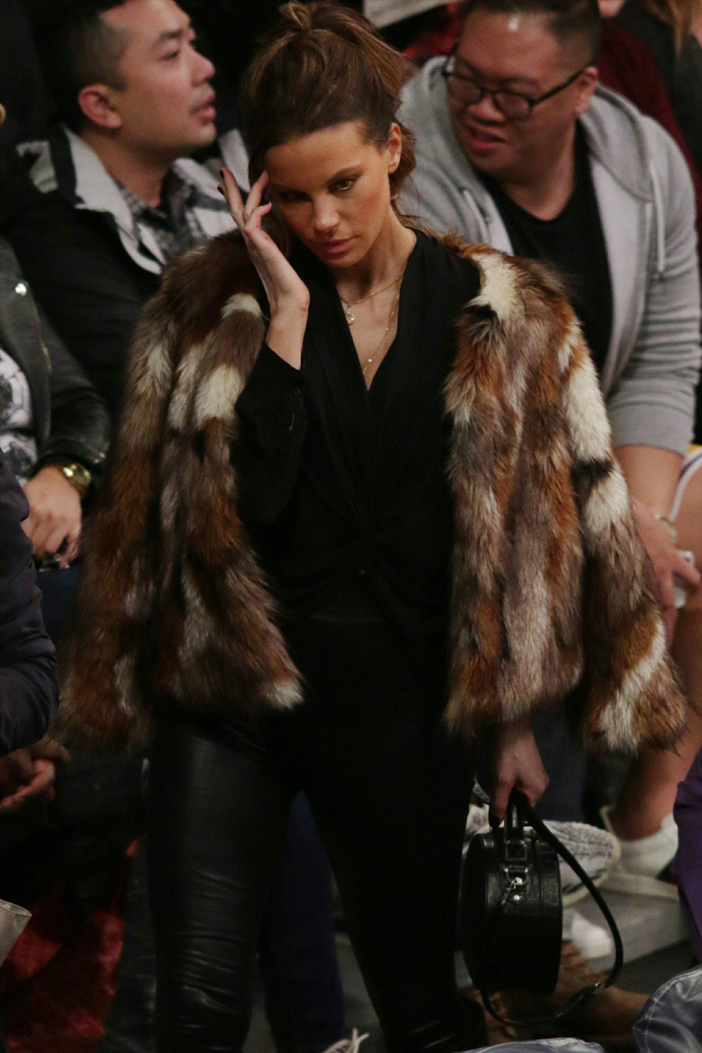 Kate Beckinsale watches the game the Los Angeles Lakers and Indiana Pacers