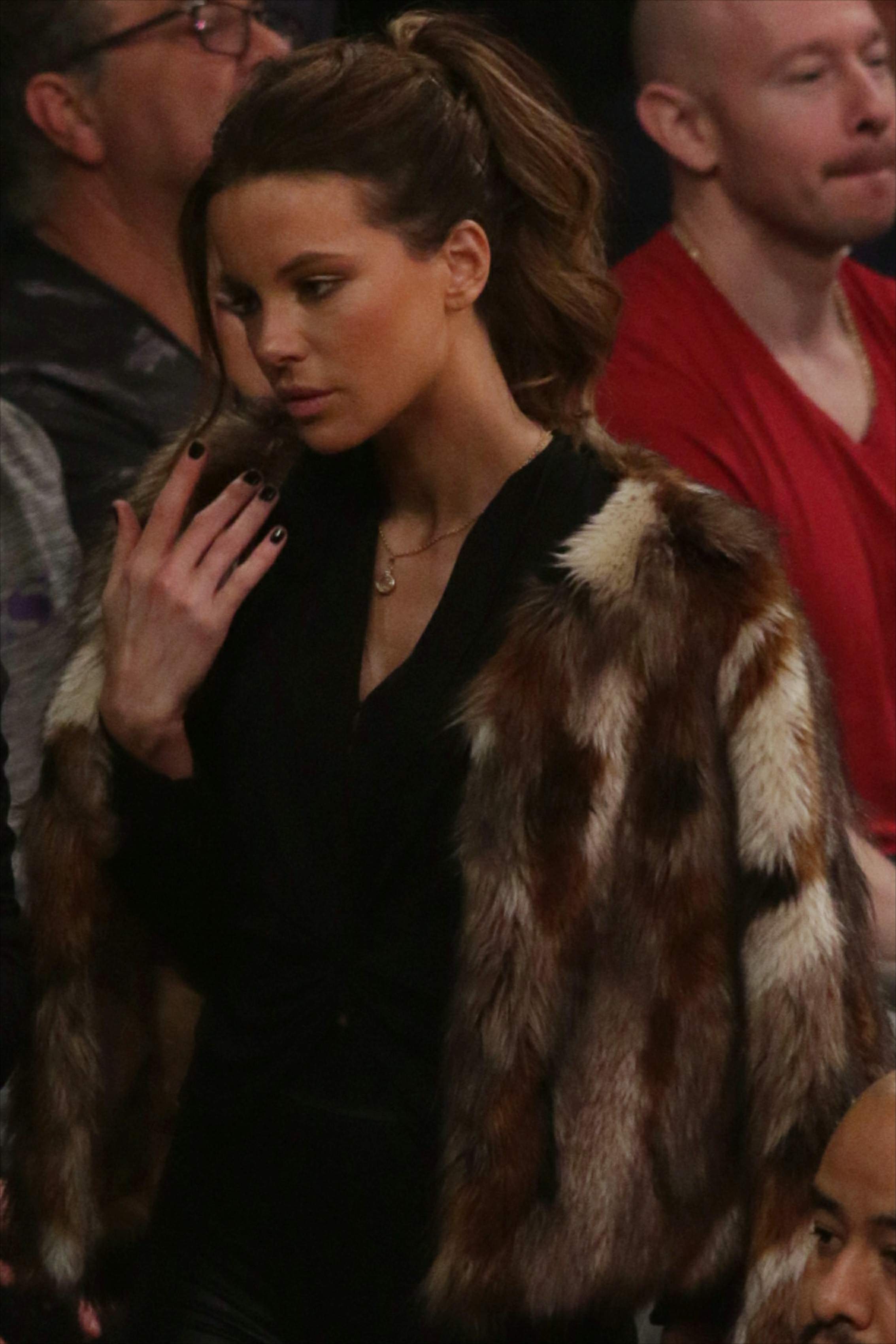 Kate Beckinsale watches the game the Los Angeles Lakers and Indiana Pacers