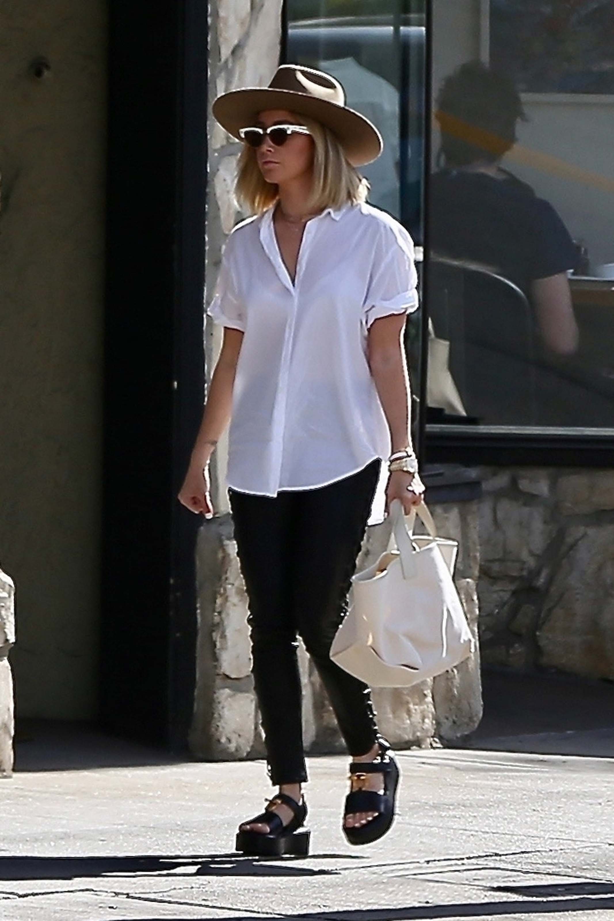 Ashley Tisdale grabs lunch with a friend