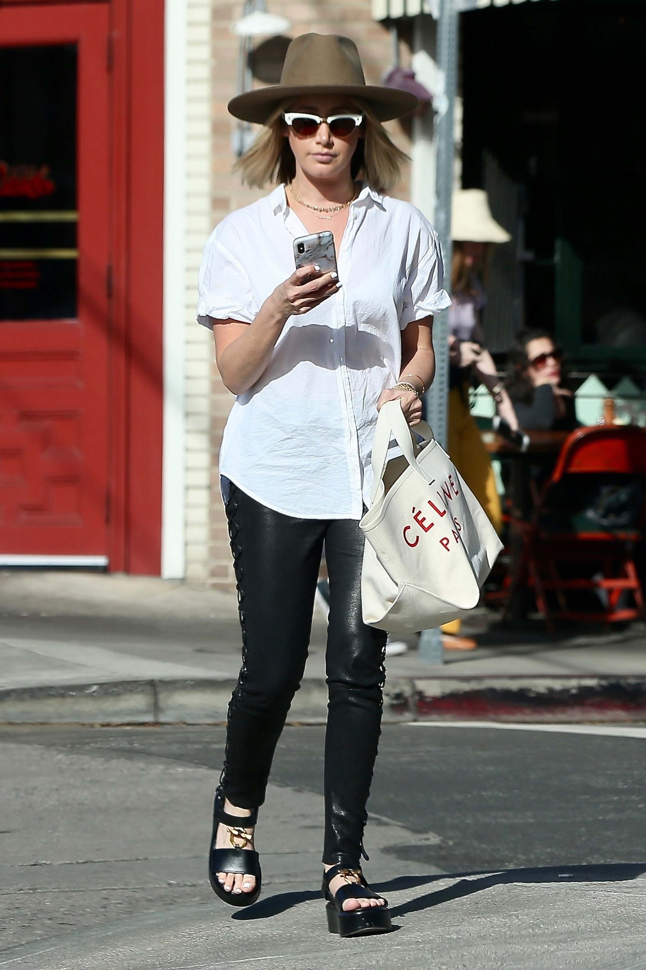 Ashley Tisdale grabs lunch with a friend