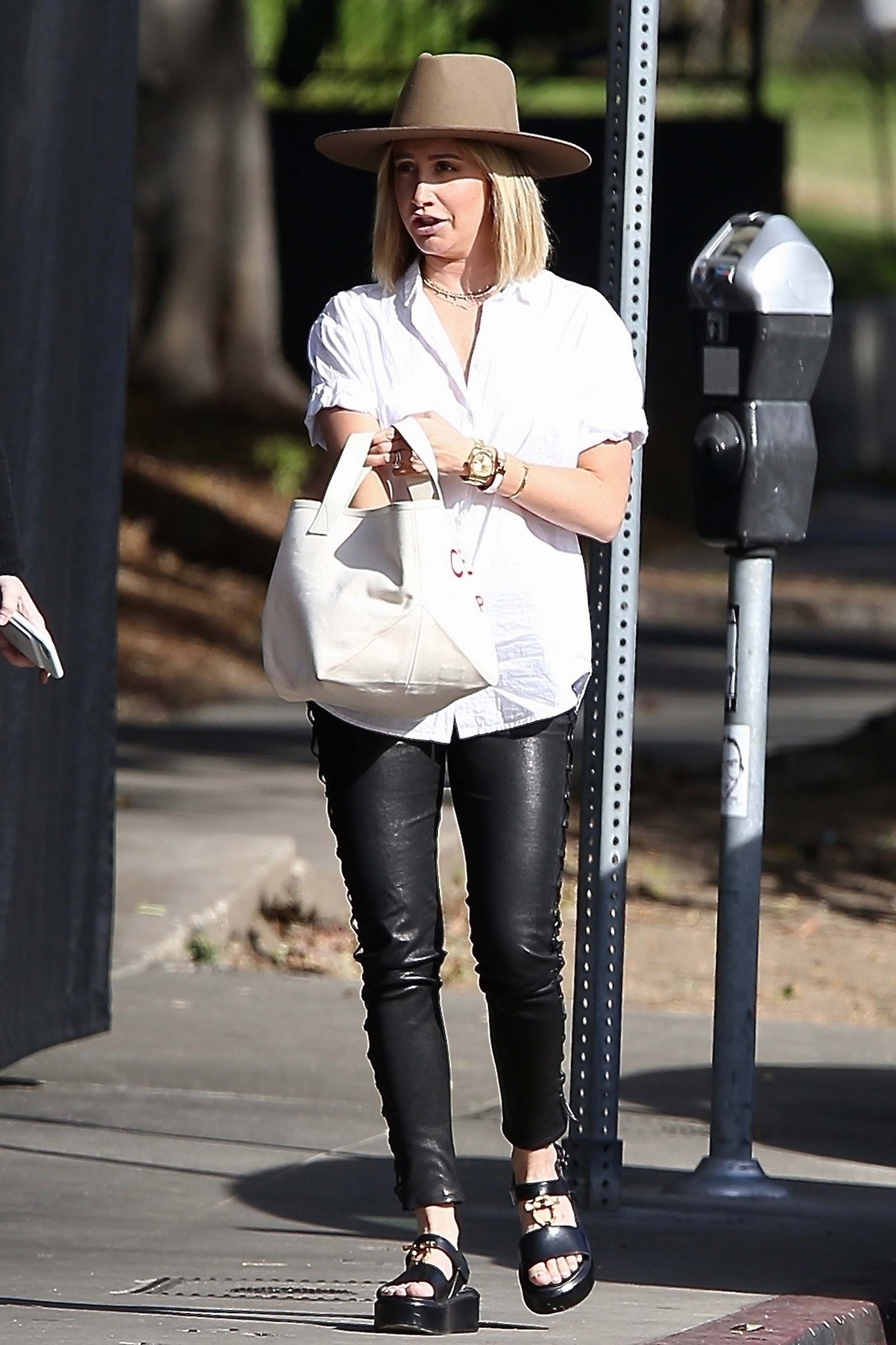 Ashley Tisdale grabs lunch with a friend