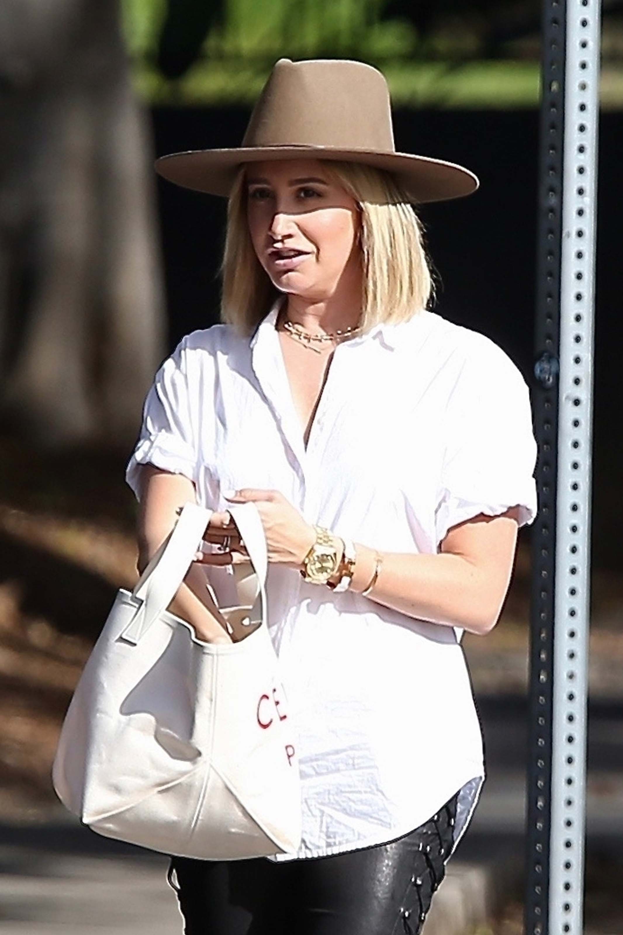 Ashley Tisdale grabs lunch with a friend