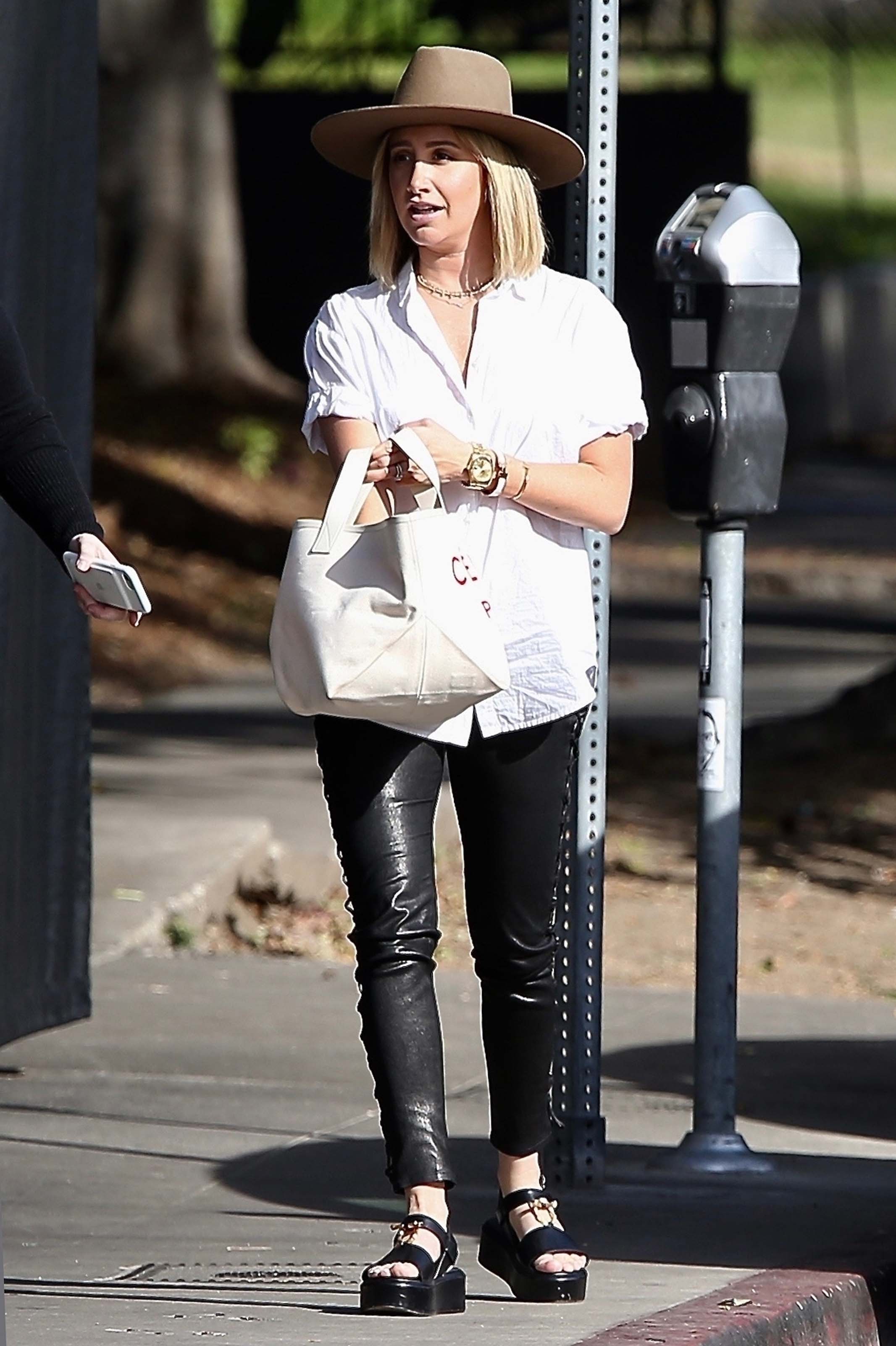 Ashley Tisdale grabs lunch with a friend