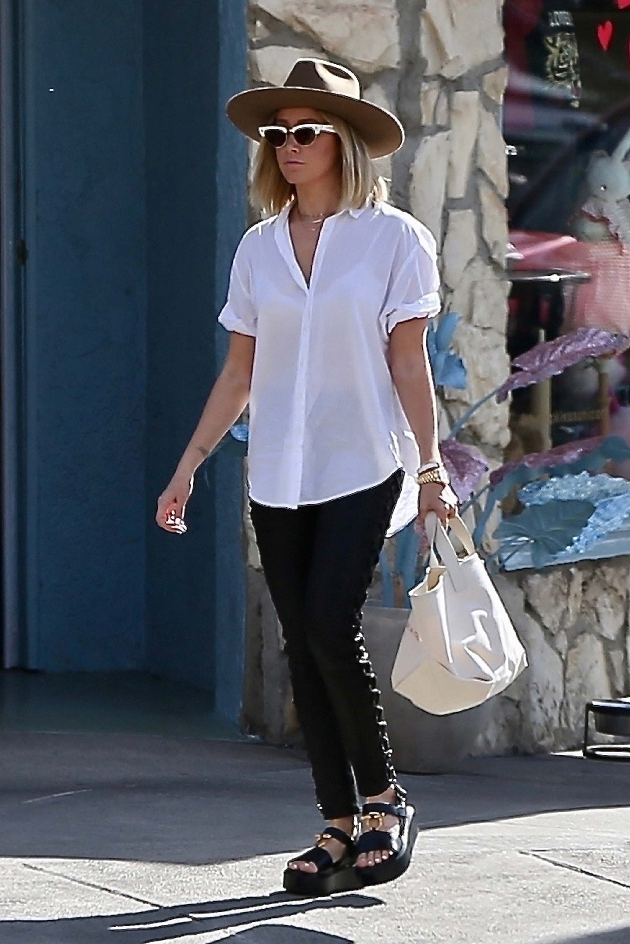 Ashley Tisdale grabs lunch with a friend