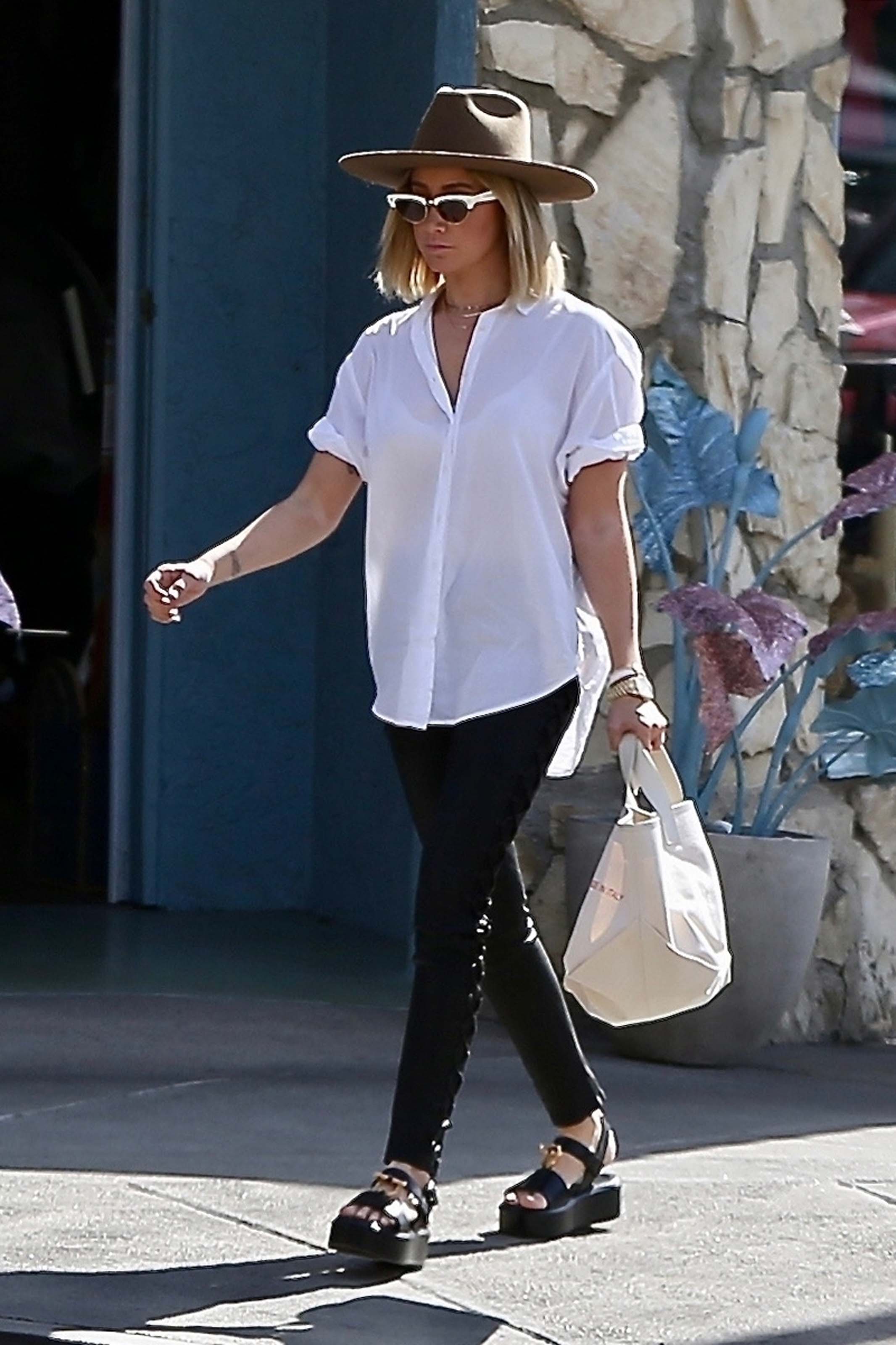 Ashley Tisdale grabs lunch with a friend