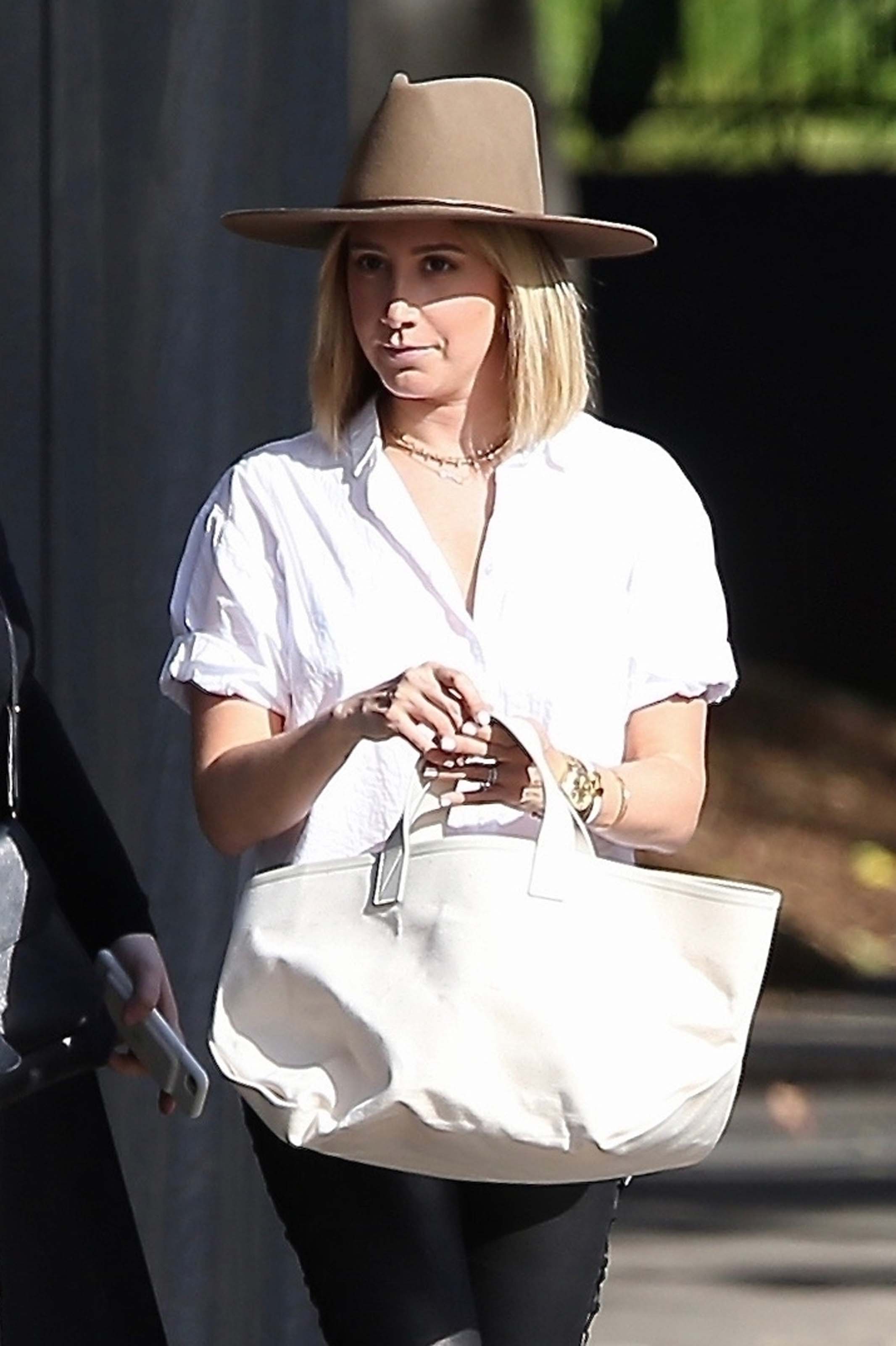 Ashley Tisdale grabs lunch with a friend