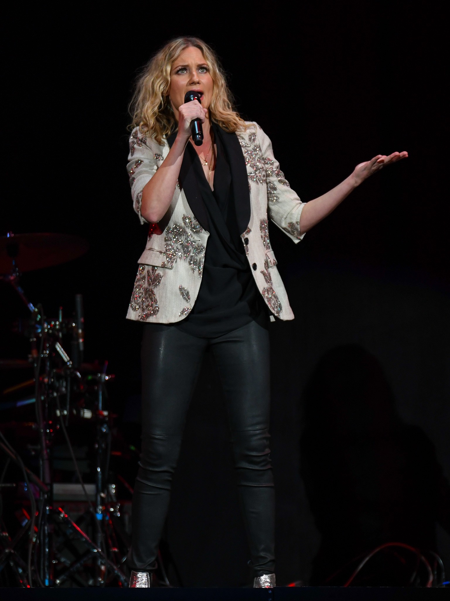 Jennifer Nettles attends Josh Groban’s Bridges Tour