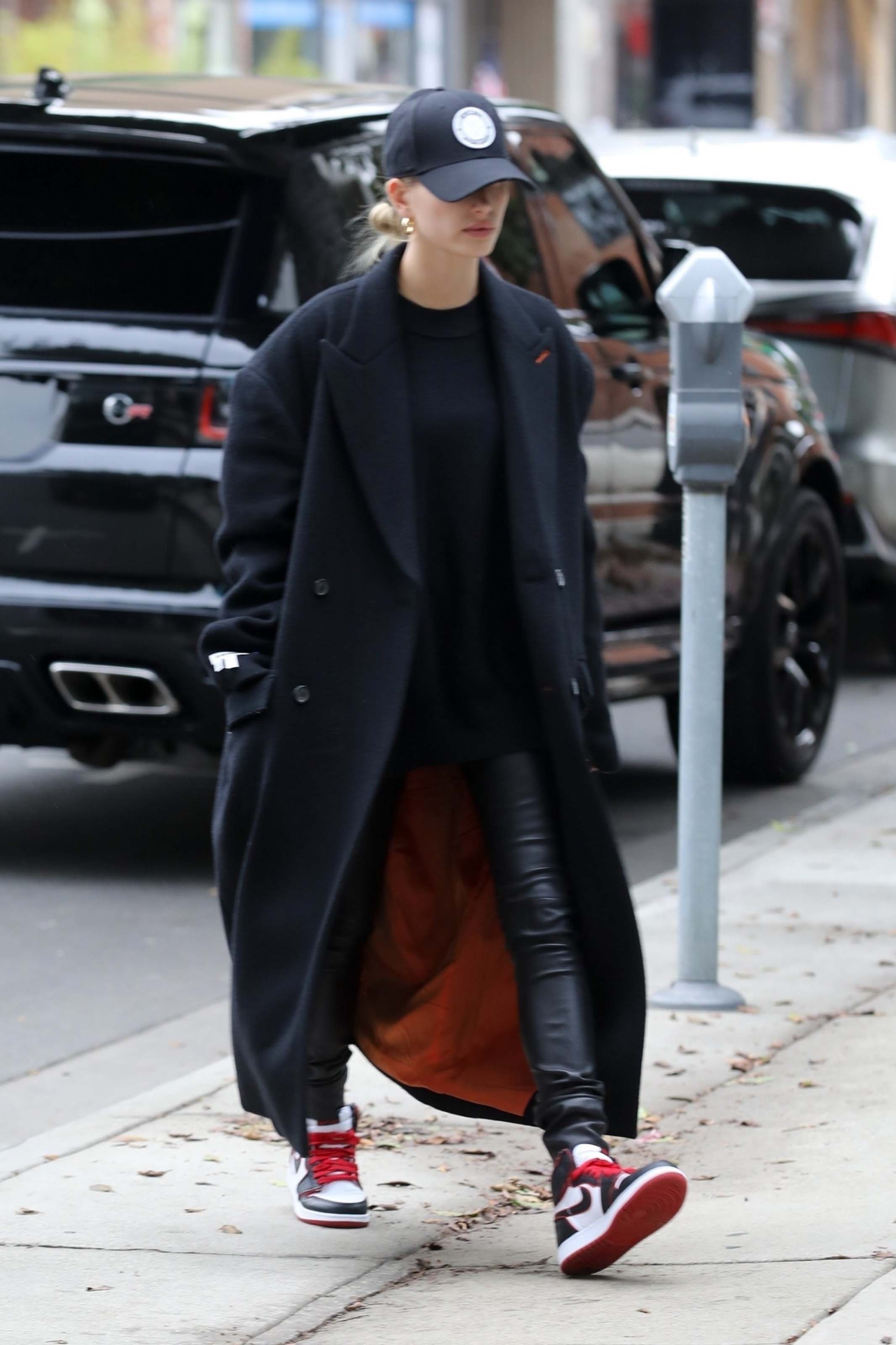 Hailey Baldwin going to a hair salon