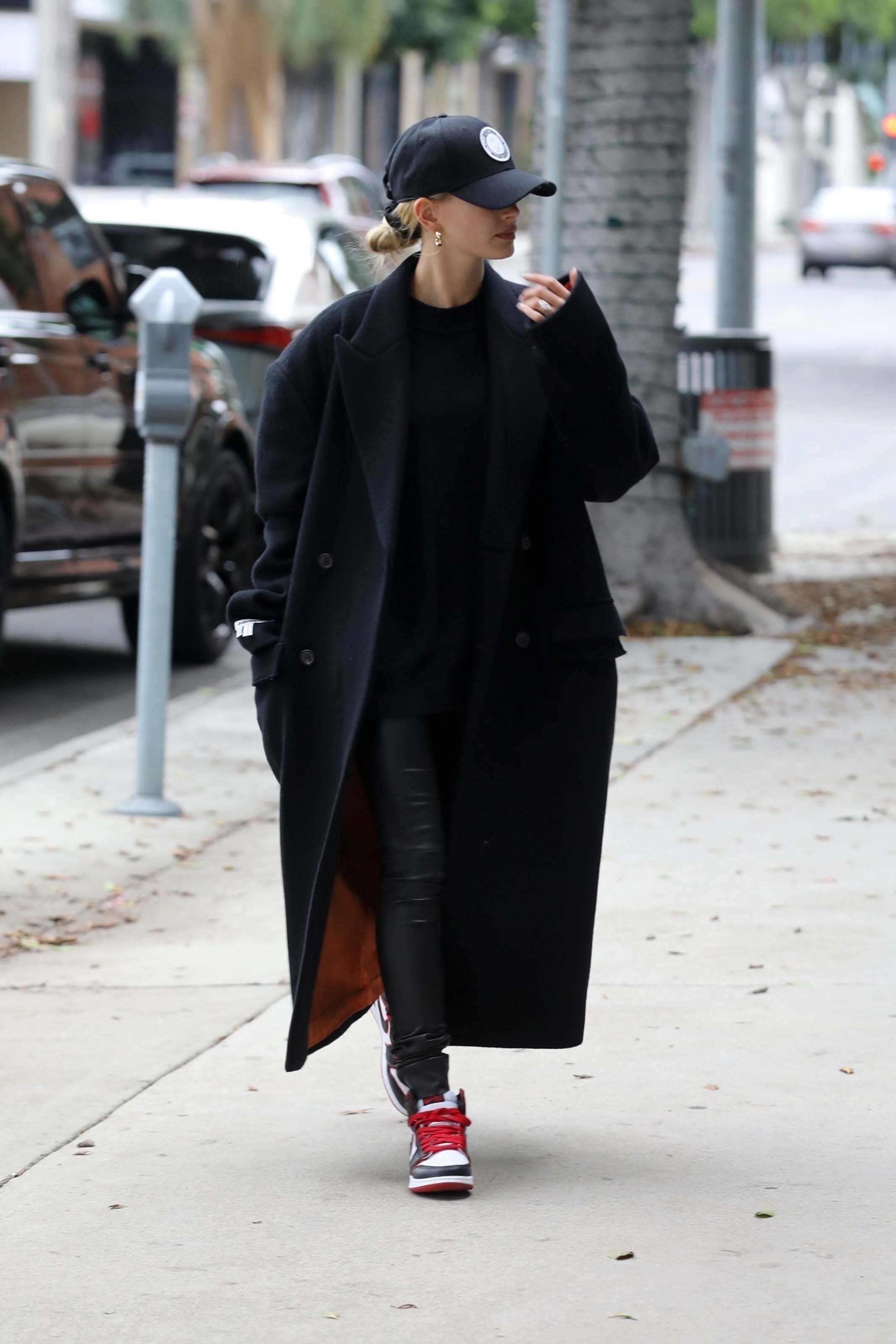 Hailey Baldwin going to a hair salon