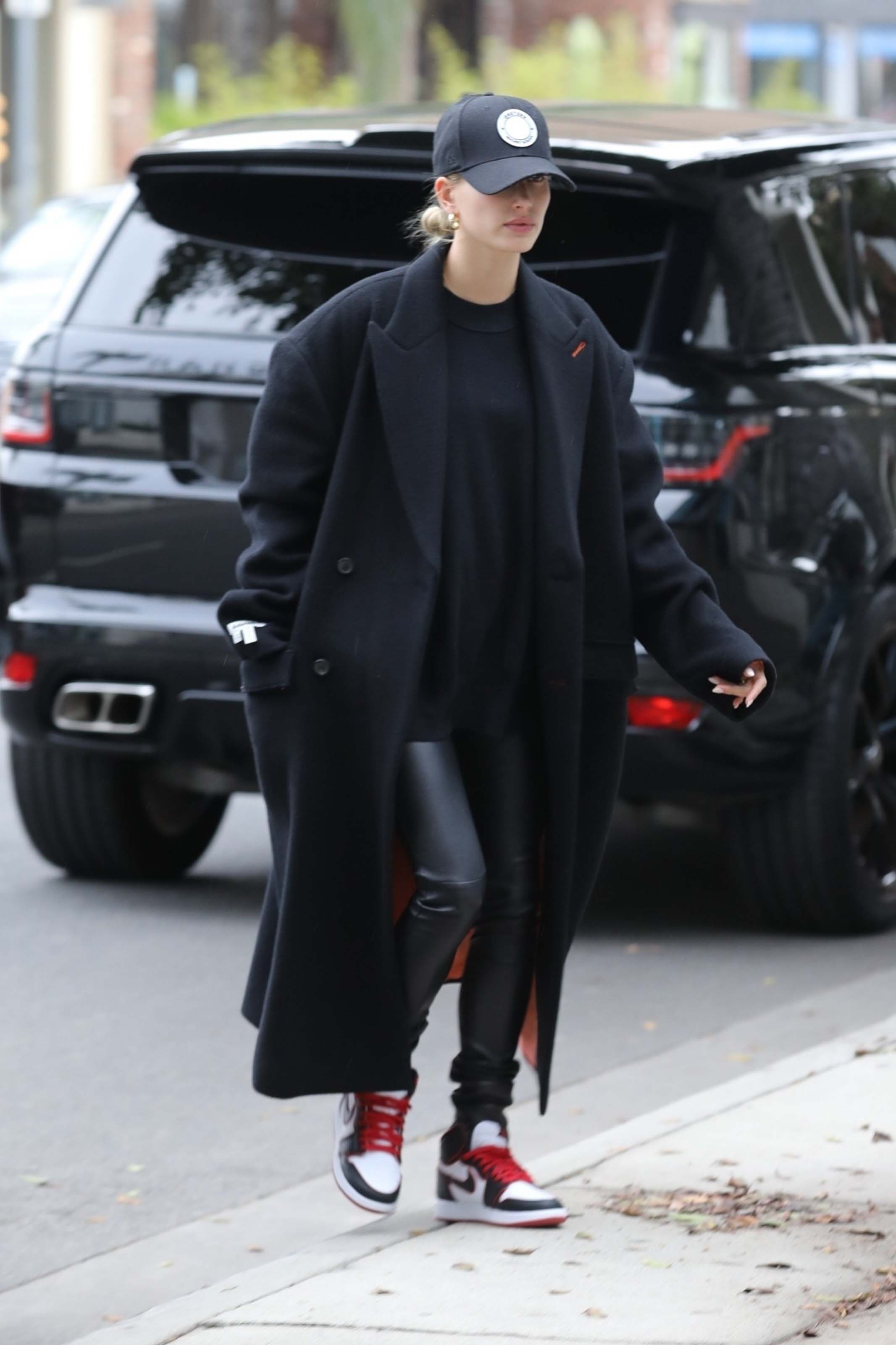 Hailey Baldwin going to a hair salon