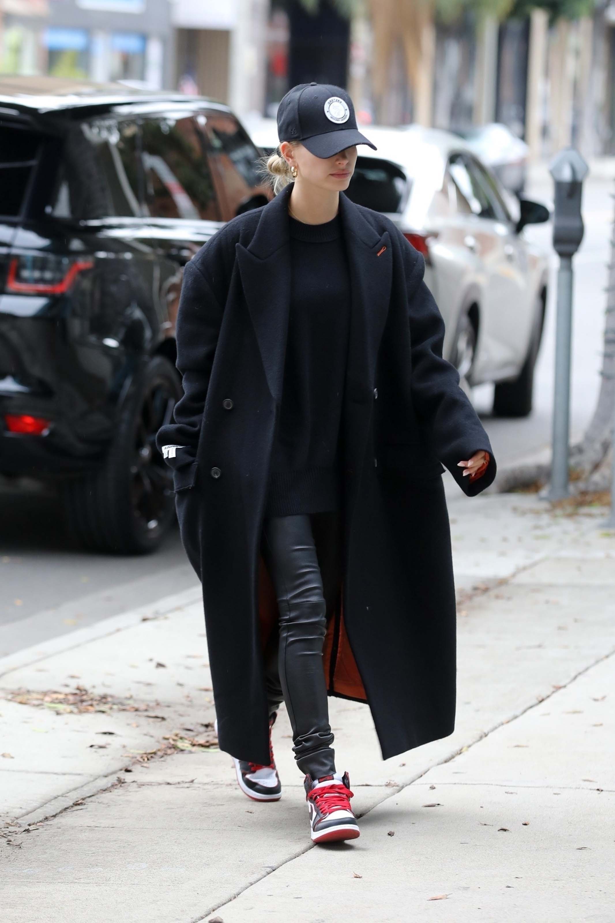 Hailey Baldwin going to a hair salon