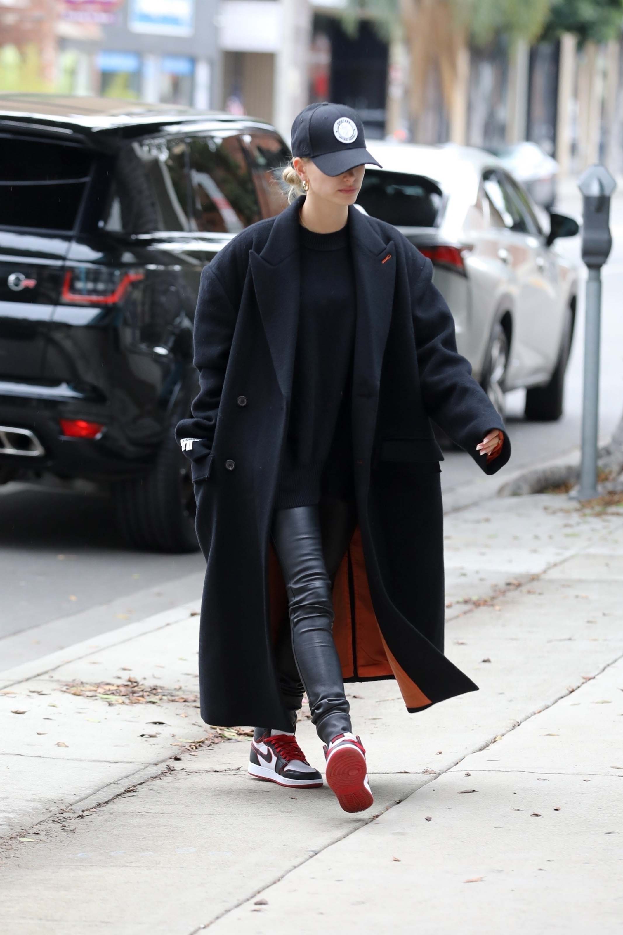 Hailey Baldwin going to a hair salon