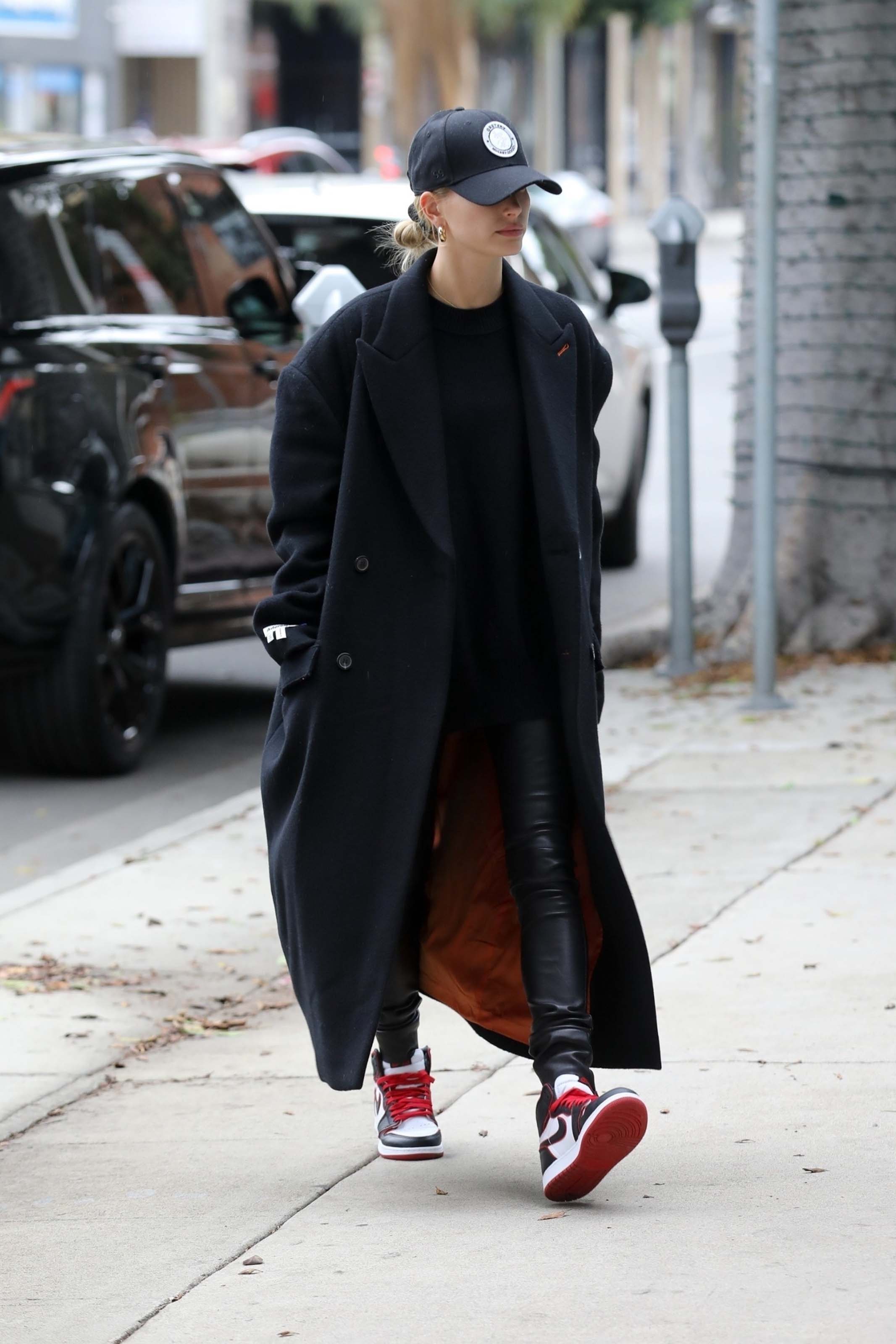 Hailey Baldwin going to a hair salon