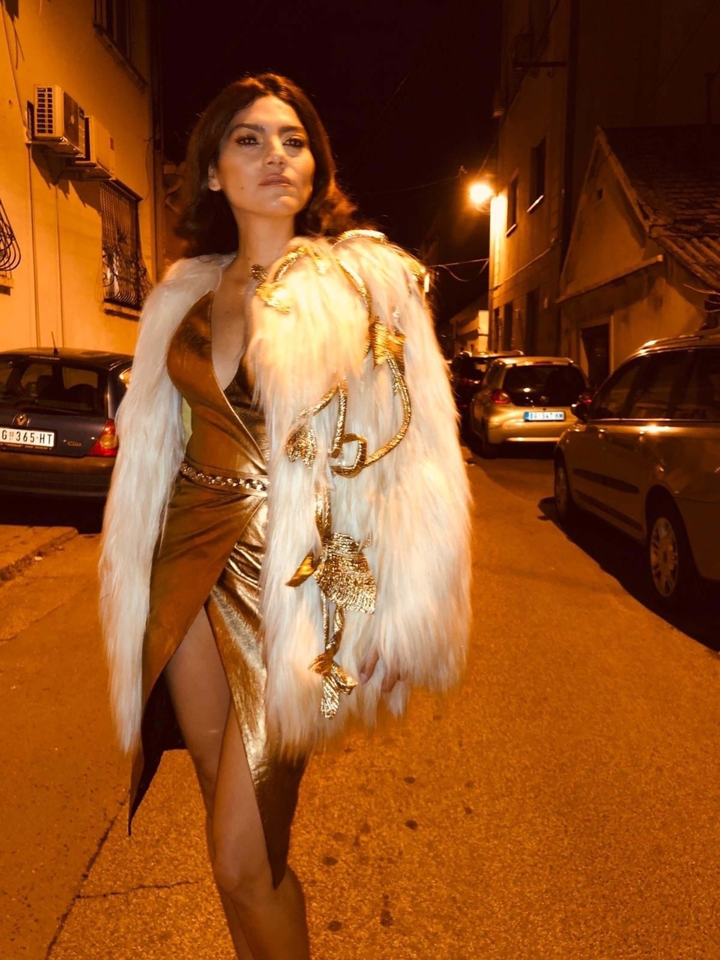 Blanca Blanco looks stylish as she struts her stuff