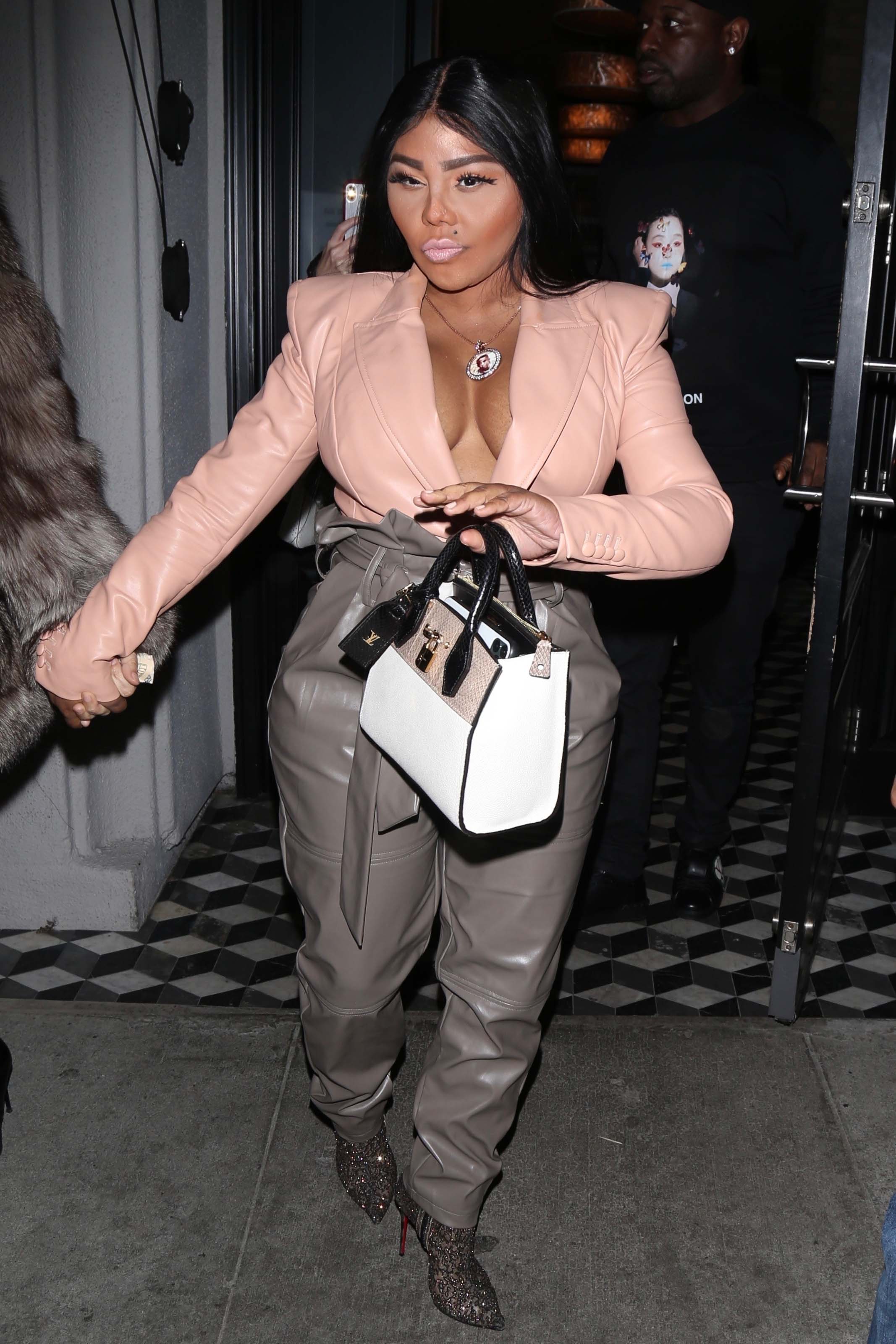 Lil Kim puts outside Craig’s