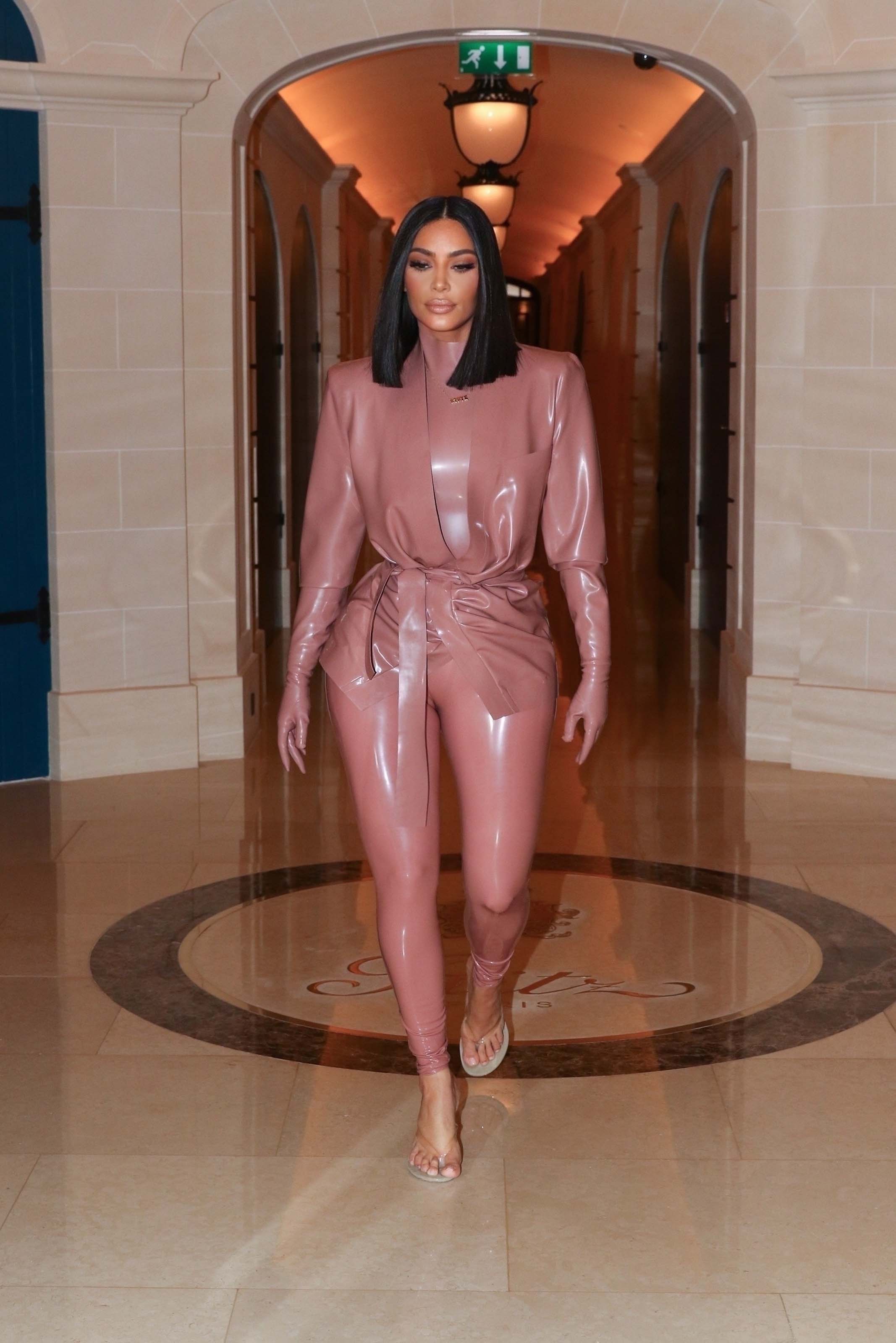 Kim Kardashian heads out to dinner in Paris