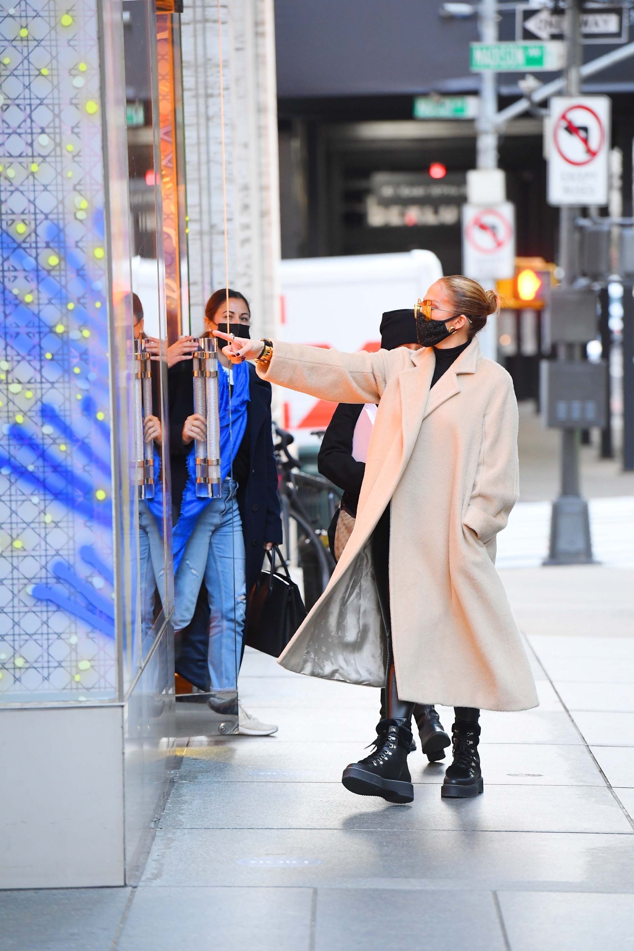 Jennifer Lopez seen at Dior boutique