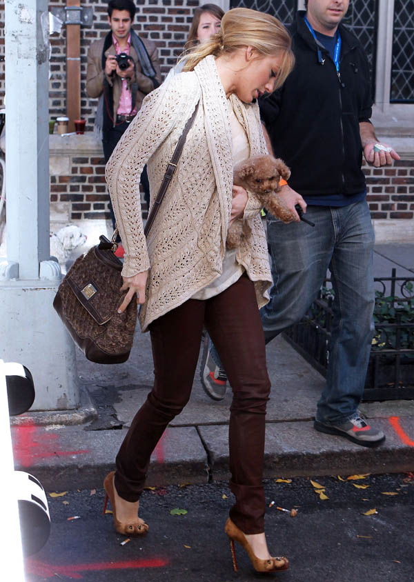 Blake Lively on the Gossip Girl set