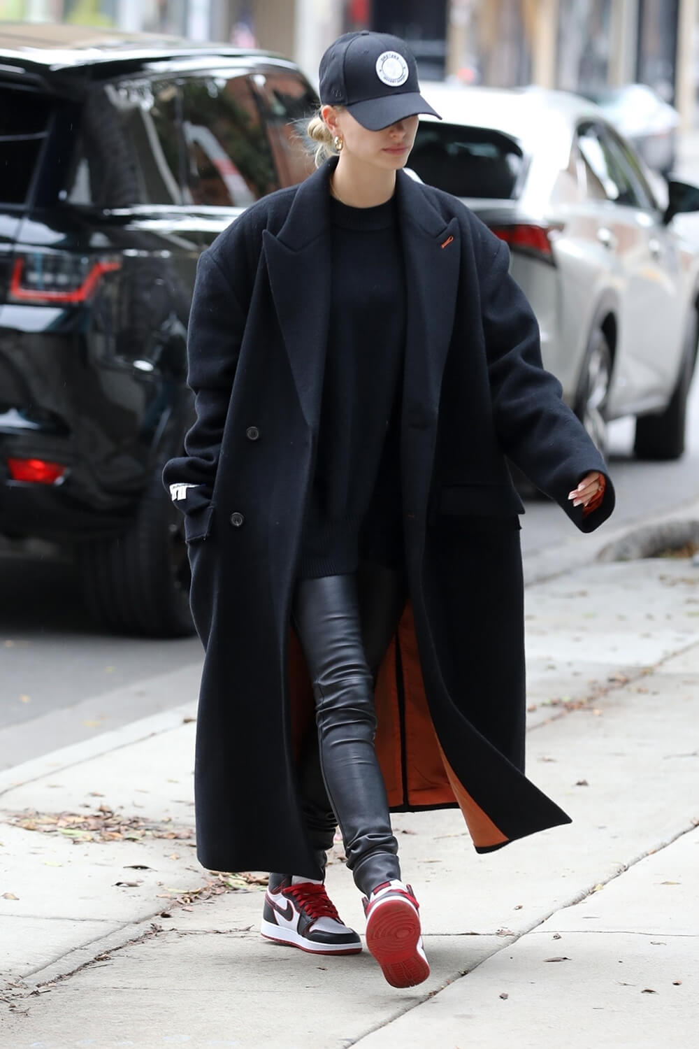 Hailey Baldwin going to a hair salon